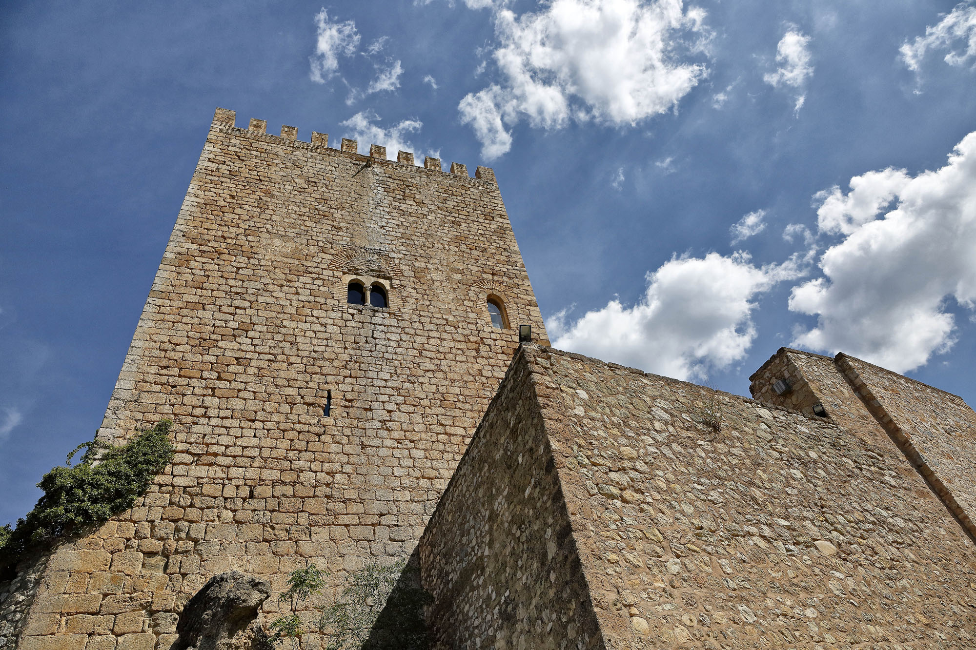 La Torre del Homenaje es de planta cuadrada y mide 30 metros de altura. La Torre del Homenaje es de planta cuadrada y mide 30 metros de altura.