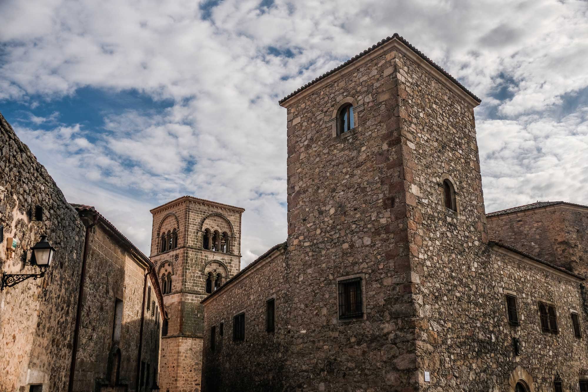 Torre de Santa María la Mayor y palacetes. Torre de Santa María la Mayor y palacetes.