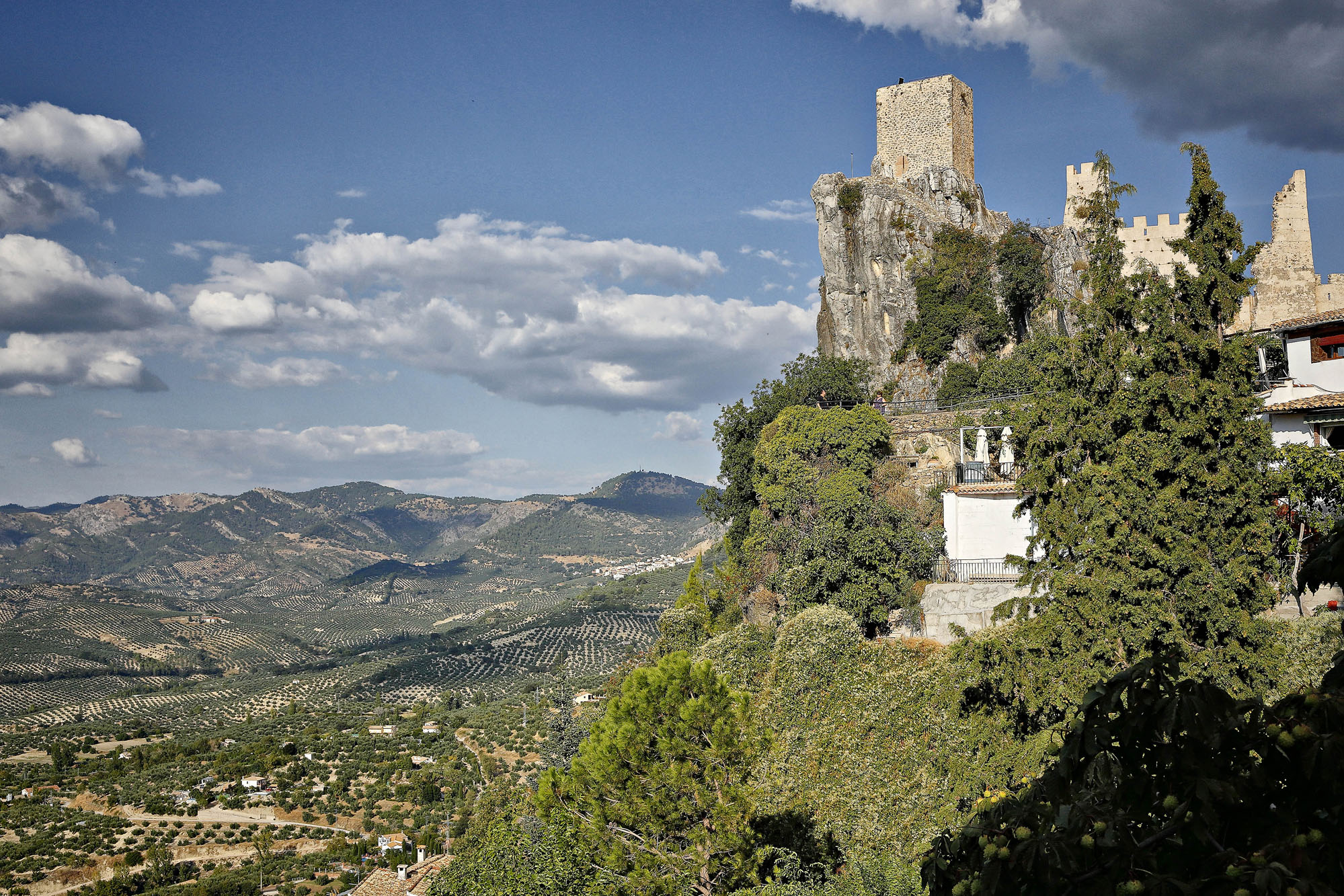 El castillo impone desde la peña sobre la que está construido. El castillo impone desde la peña sobre la que está construido.