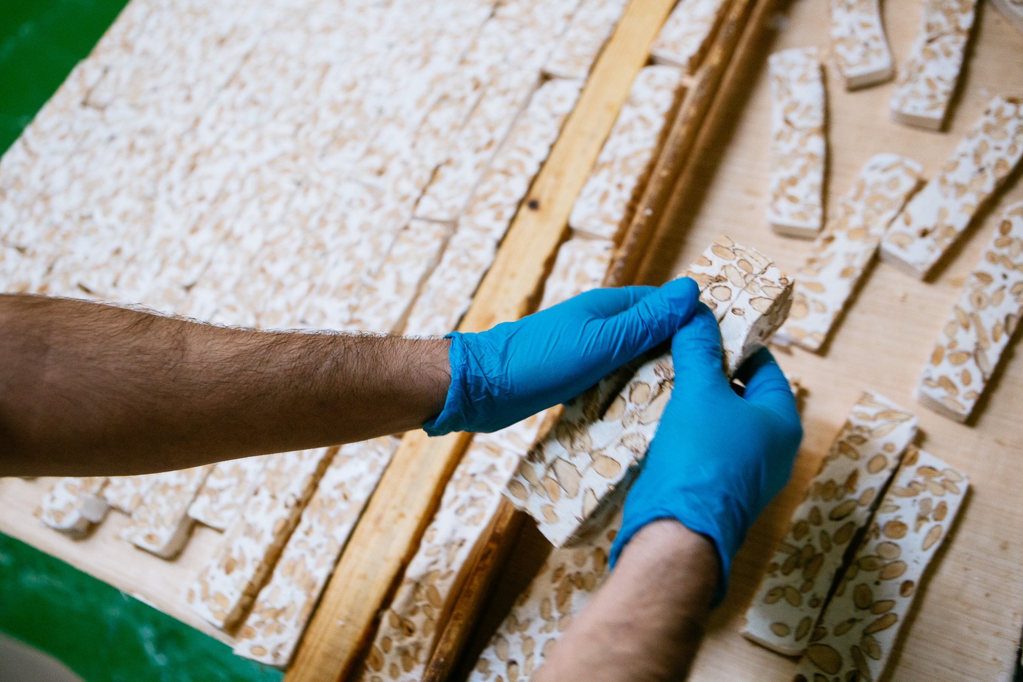A mano, se van seperando las hileras de turrón. A mano, se van seperando las hileras de turrón.