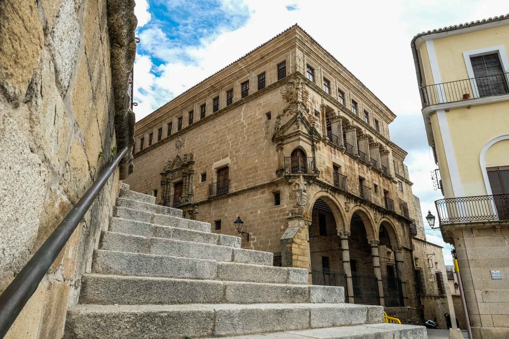 Palacio de los Vargas Carvajal en la Plaza Mayor de Trujillo. Palacio de los Vargas Carvajal en la Plaza Mayor de Trujillo.