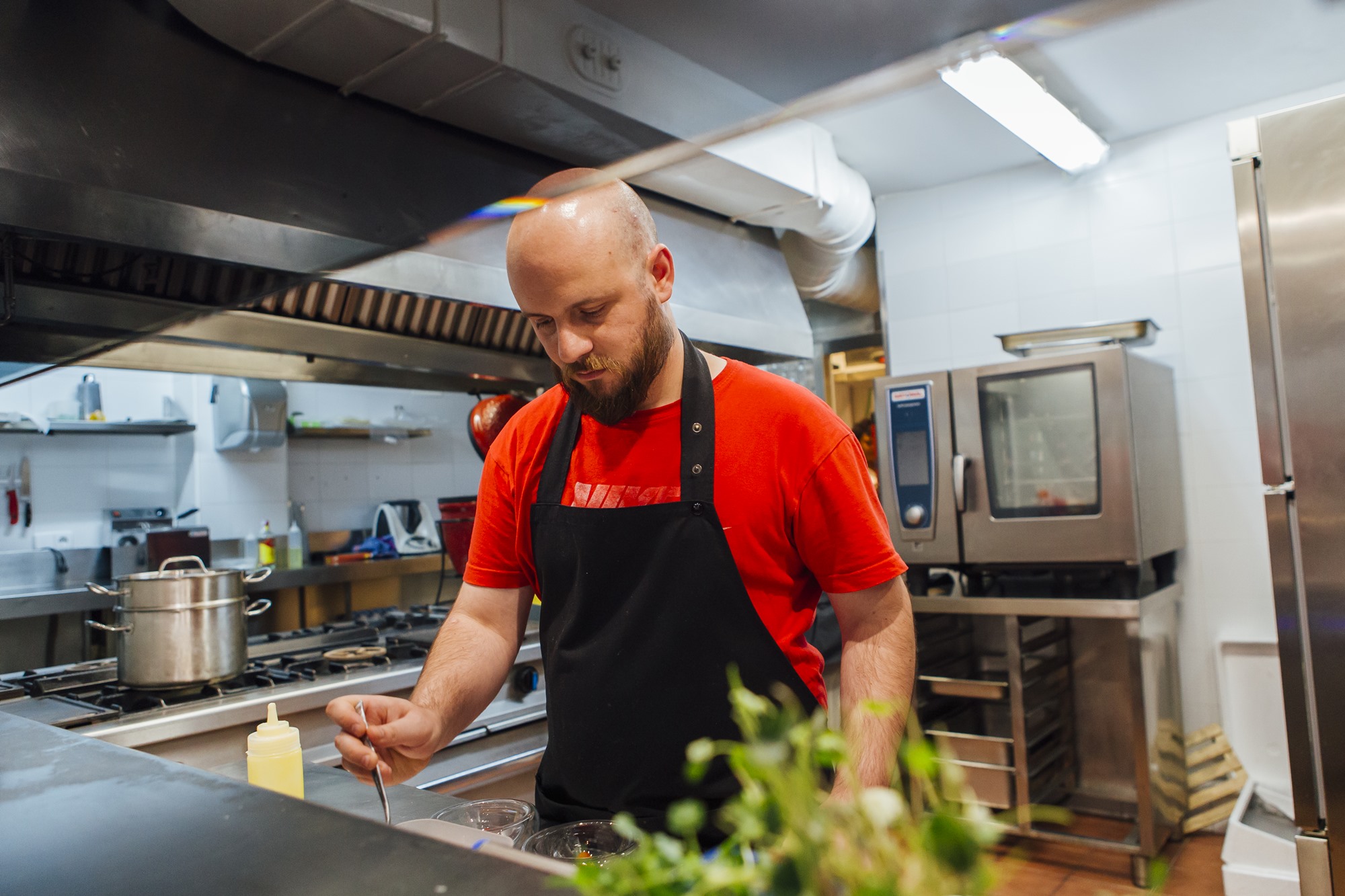 El chef Luis Ángel Pérez ensimismado en su cocina. El chef Luis Ángel Pérez ensimismado en su cocina.