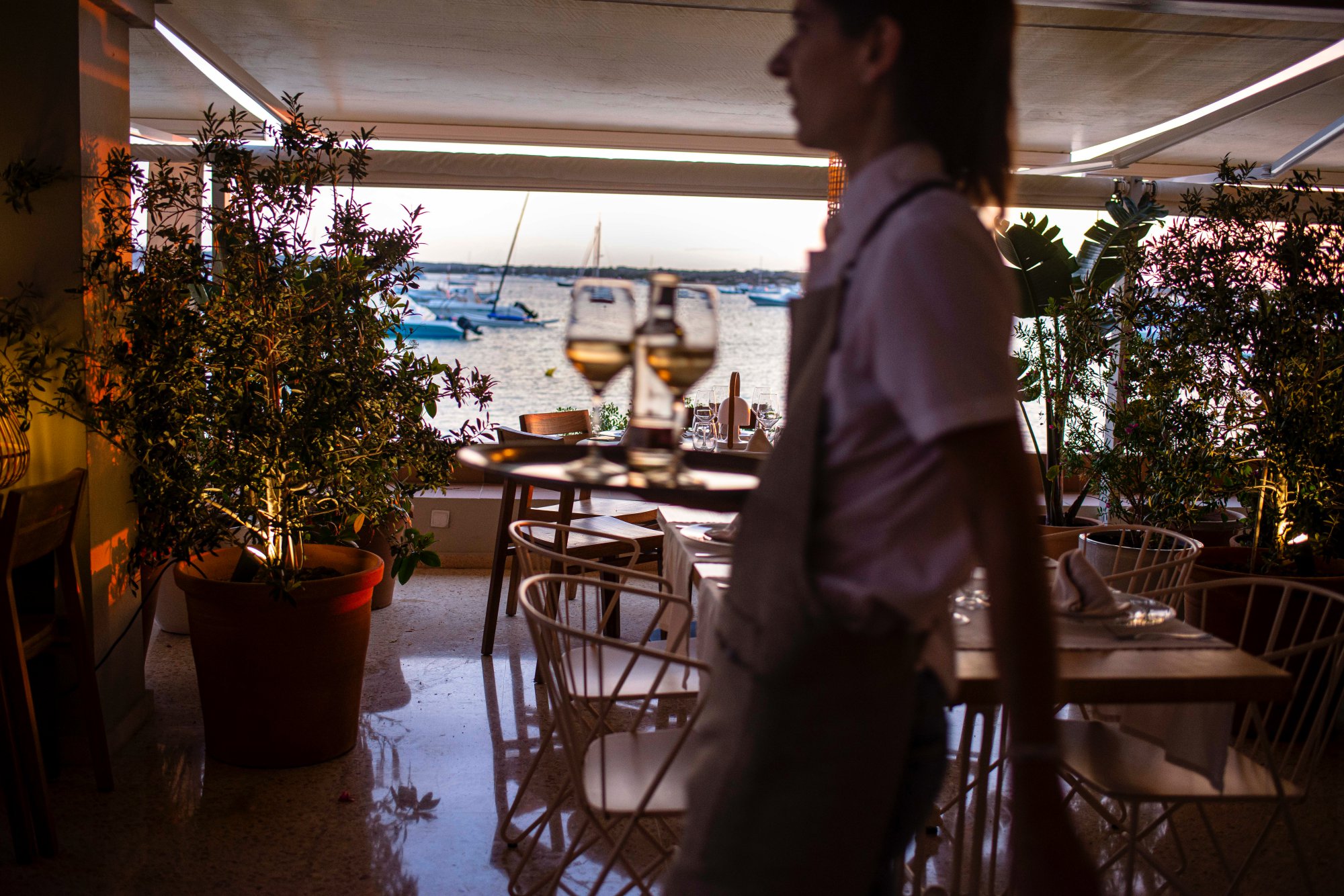 Restaurante 'Quimera' (Formentera): camarera en sala Restaurante 'Quimera' (Formentera): camarera en sala