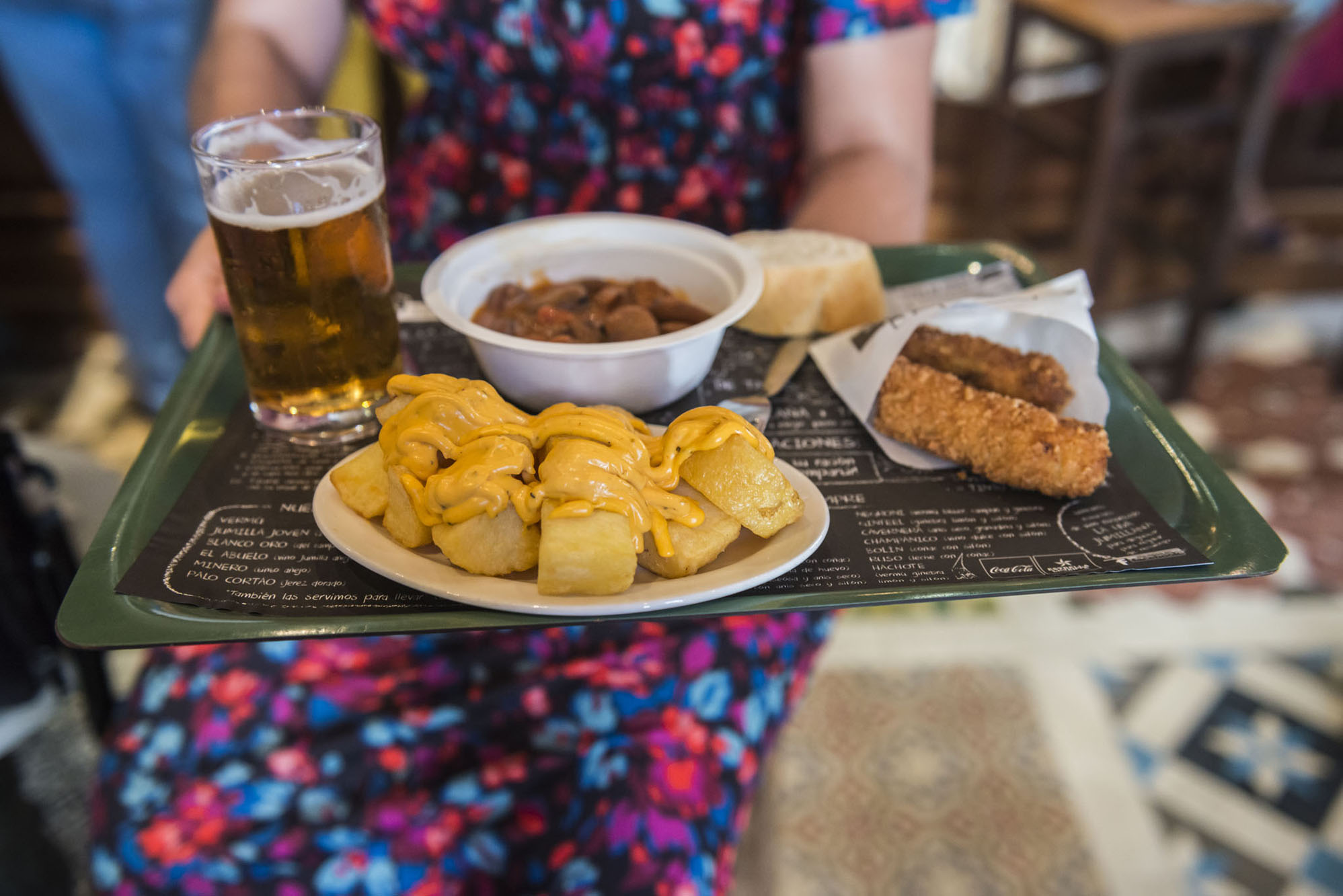 Las croquetas de cocido, las patatas bravas y los 'michirones' triunfan en su barra. Las croquetas de cocido, las patatas bravas y los 'michirones' triunfan en su barra.