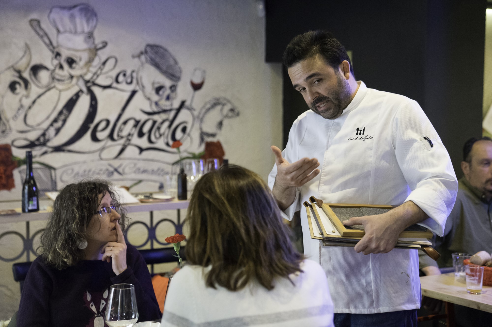 David Delgado sabe cómo despertar el interés de los que se acercan a su taberna. David Delgado sabe cómo despertar el interés de los que se acercan a su taberna.