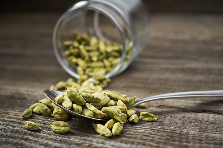 Pour la cardamome, on utilise les grains entiers et les petites graines noires extraites des grains. Photo : .