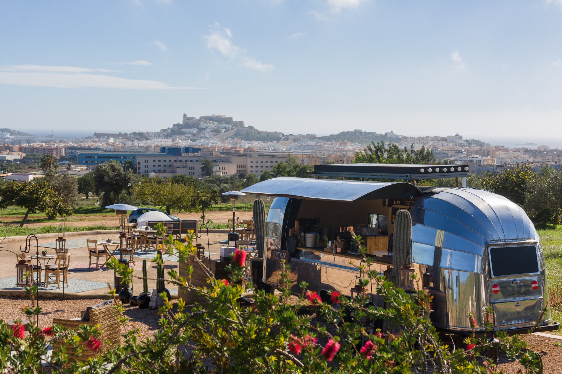 Restaurante de 'Casa Maca' (Ibiza): caravanas estilo Airstream Restaurante de 'Casa Maca' (Ibiza): caravanas estilo Airstream