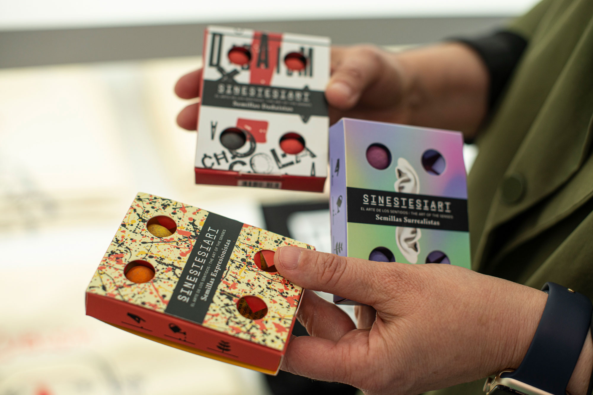Algunas de las cajas con simientes dedicadas a los diversos estilos artísticos. Algunas de las cajas con simientes dedicadas a los diversos estilos artísticos.