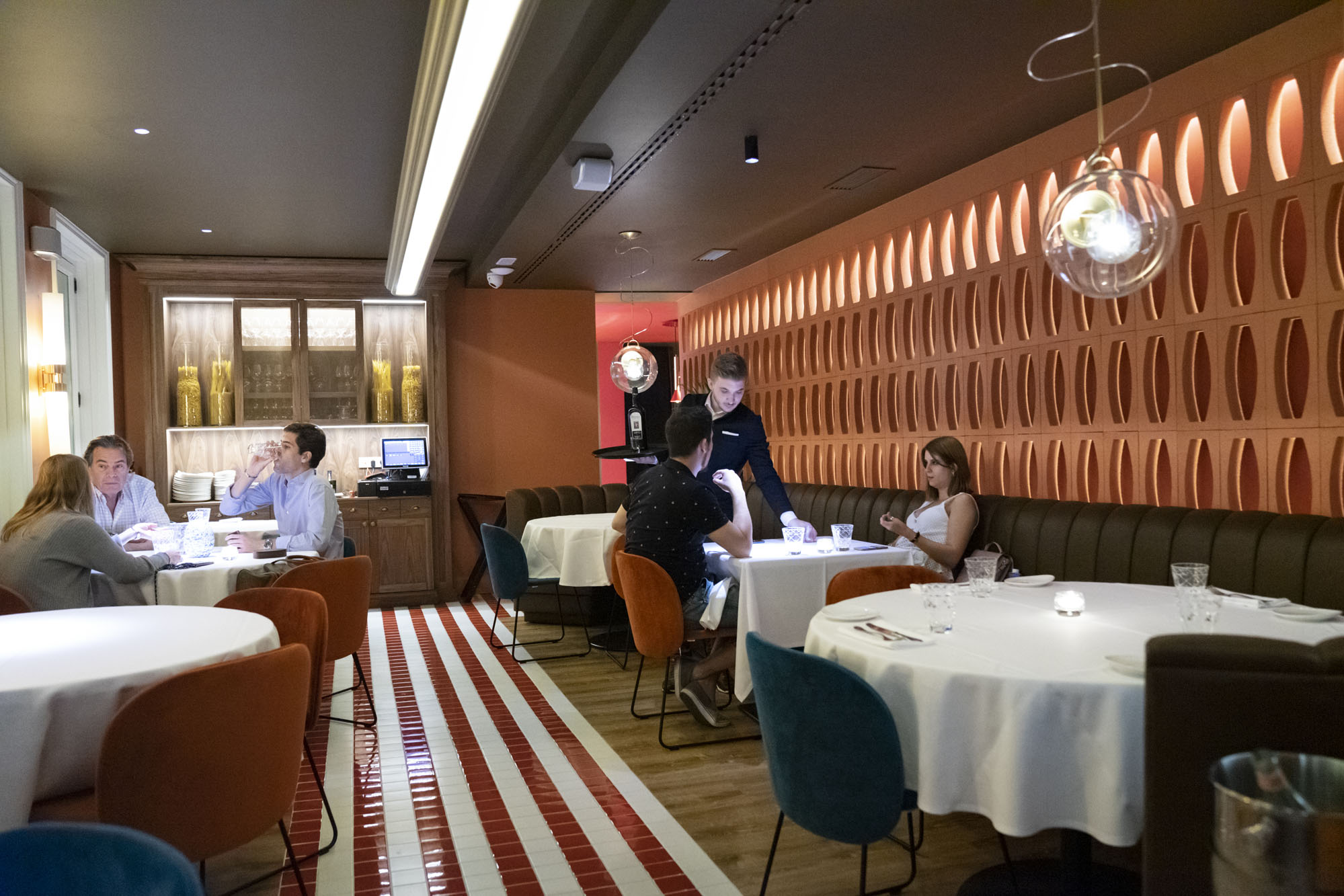 La sala principal está decorada con paredes de ladrillo de los años 70 y colores cálidos. La sala principal está decorada con paredes de ladrillo de los años 70 y colores cálidos.