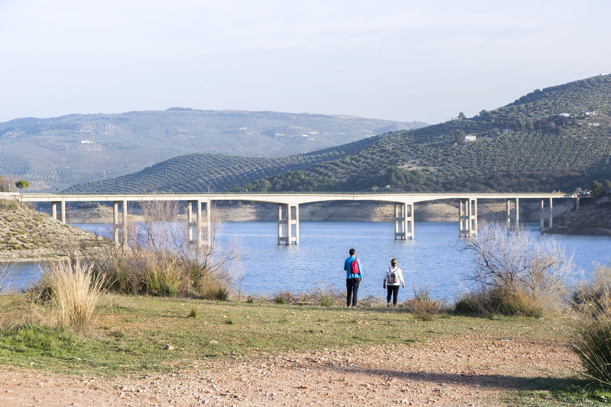 En torno al pantano existen numerosas rutas, como la que discurre por el margen izquierdo, desde el puente Agroman hasta el Muro de la Presa (15km/ 6h) En torno al pantano existen numerosas rutas, como la que discurre por el margen izquierdo, desde el puente Agroman hasta el Muro de la Presa (15km/ 6h)