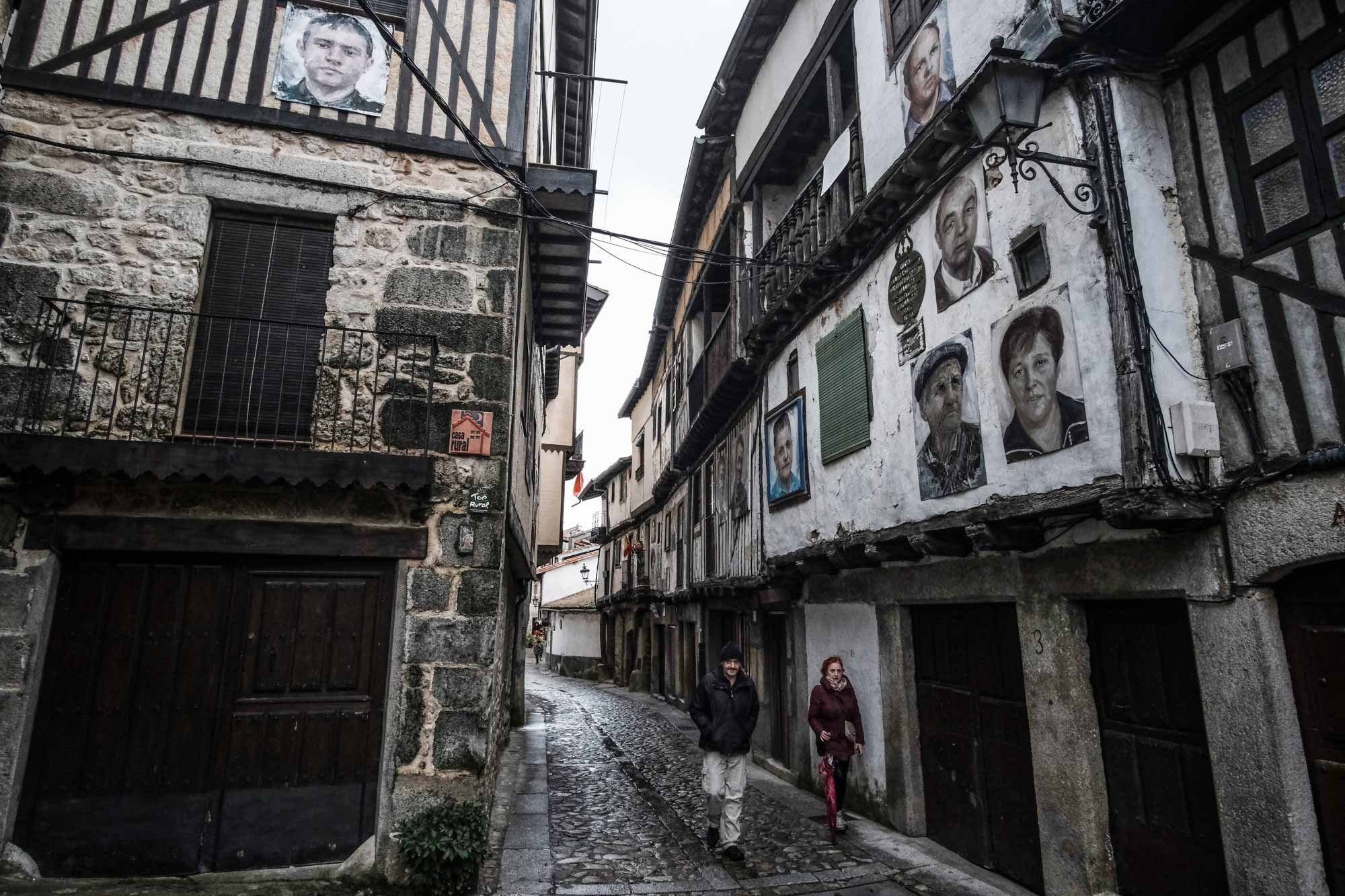 Cada retrato se ha colocado en la fachada de la casa del protagonista, siempre con consentimiento.