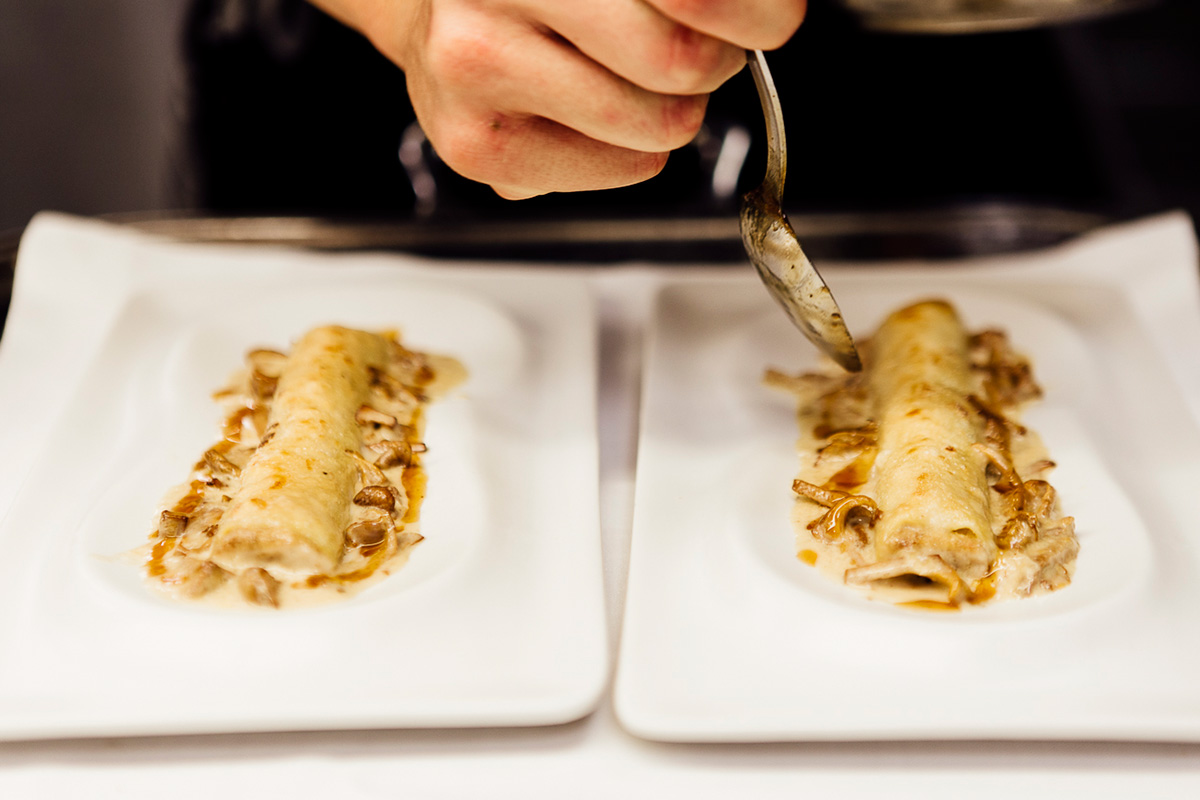 Canelones de pollo asado con rebozuelos a la crema de 'Can Jubany'. Canelones de pollo asado con rebozuelos a la crema de 'Can Jubany'.