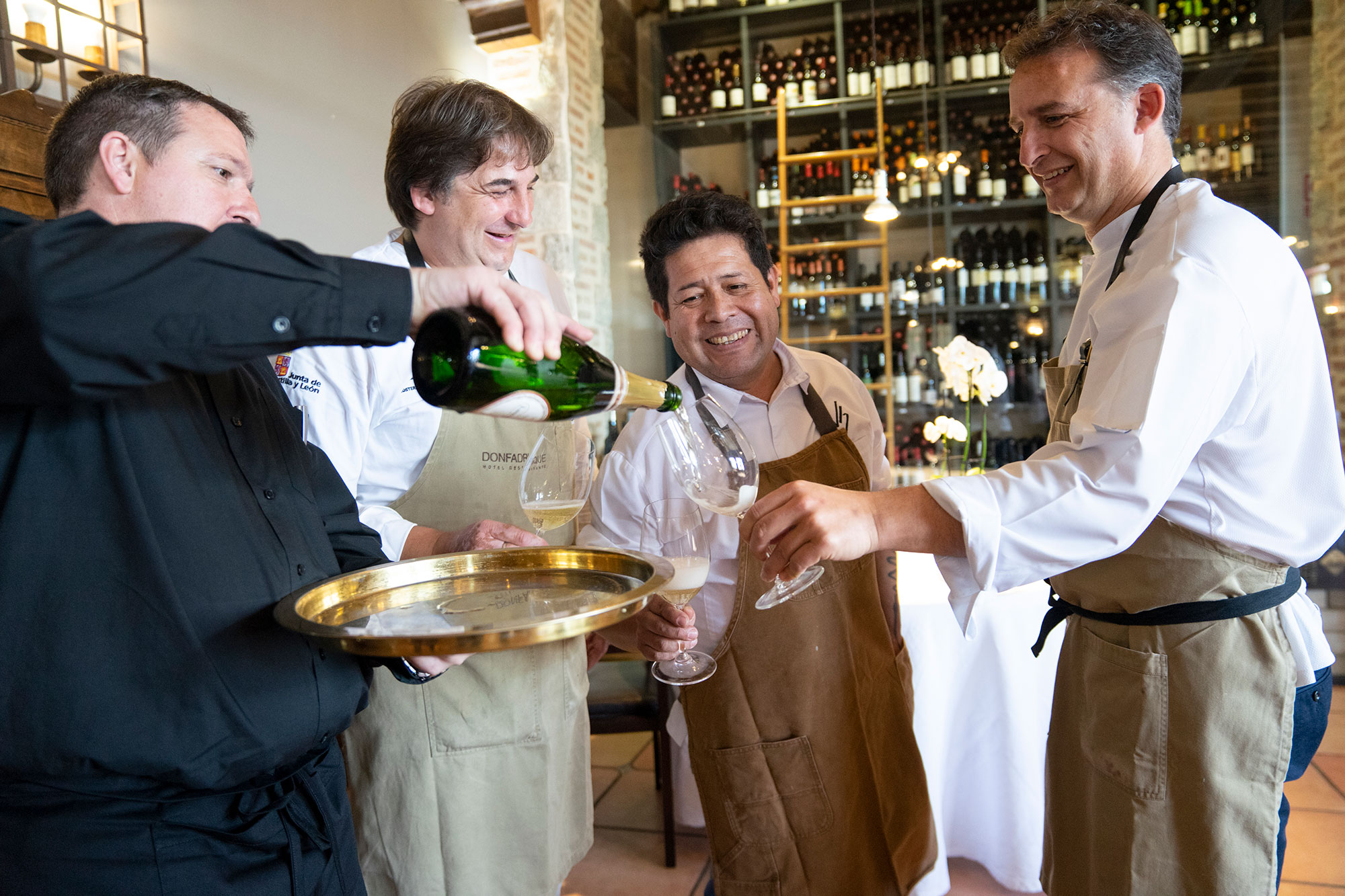 El chef junto a los hermanos Sánchez Monje en 'Don Fadrique'. Foto: Eva Llorca. El chef junto a los hermanos Sánchez Monje en 'Don Fadrique'. Foto: Eva Llorca.