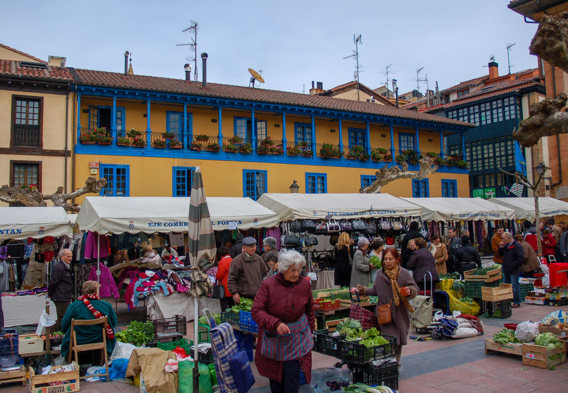 Los jueves y sábados en la plaza, paisanos y paisanas venden verduras con cajas en el suelo y básculas portátiles. Foto: Shutterstock. Los jueves y sábados en la plaza, paisanos y paisanas venden verduras con cajas en el suelo y básculas portátiles. Foto: Shutterstock.