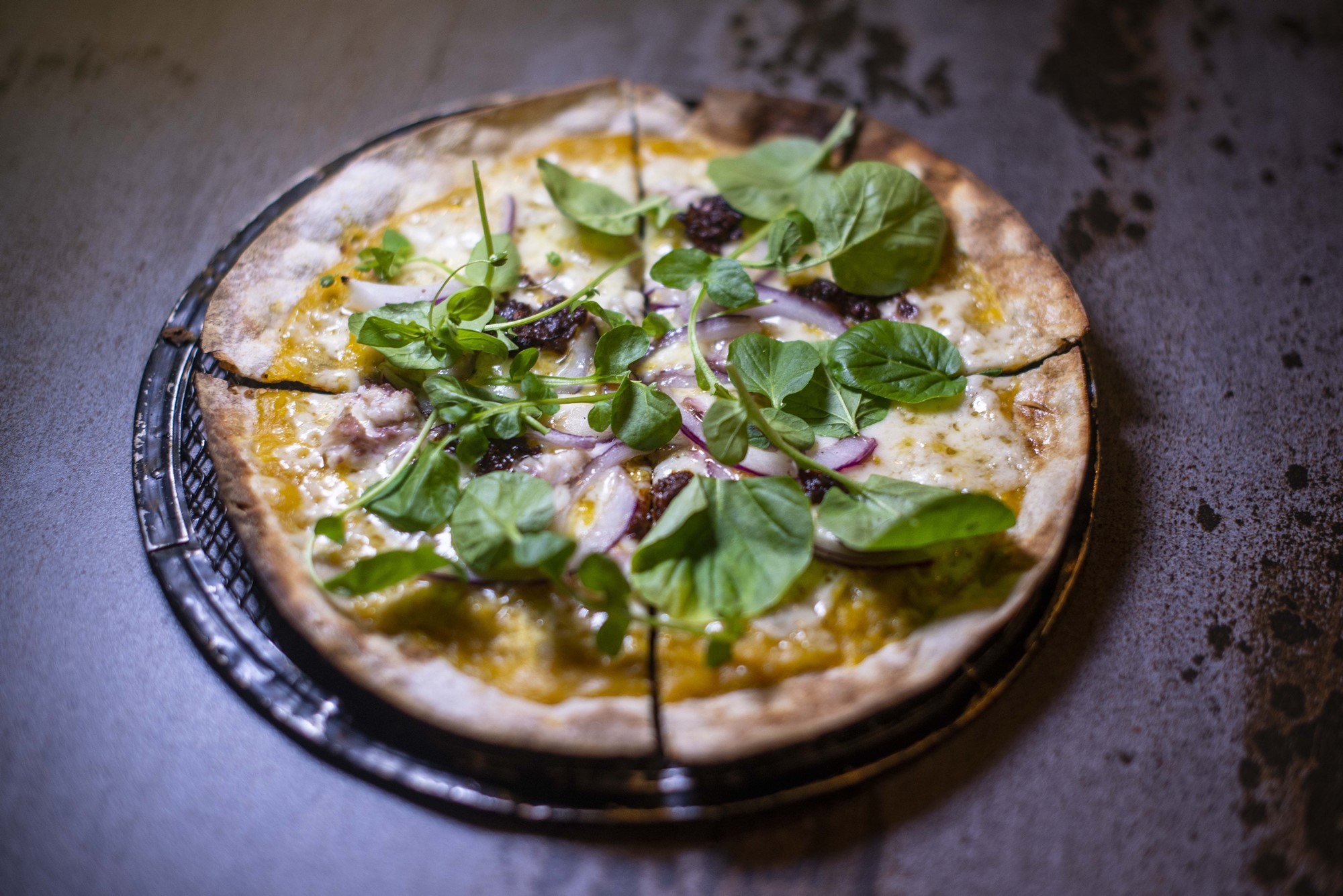 Pizza de anguila, mango y albahaca de pan ultrafino. Pizza de anguila, mango y albahaca de pan ultrafino.