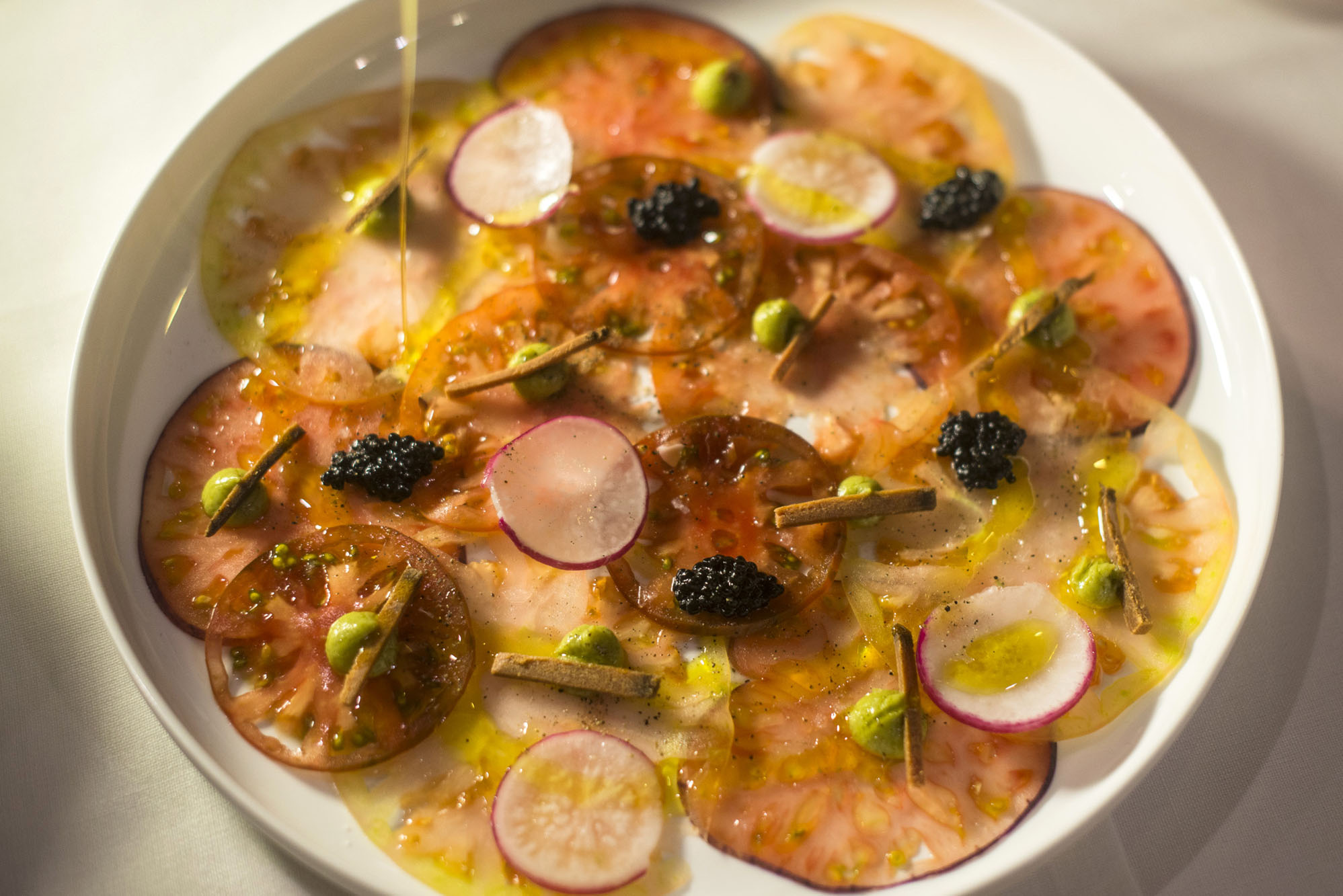 Carpaccio de tomate con salazón. Carpaccio de tomate con salazón.