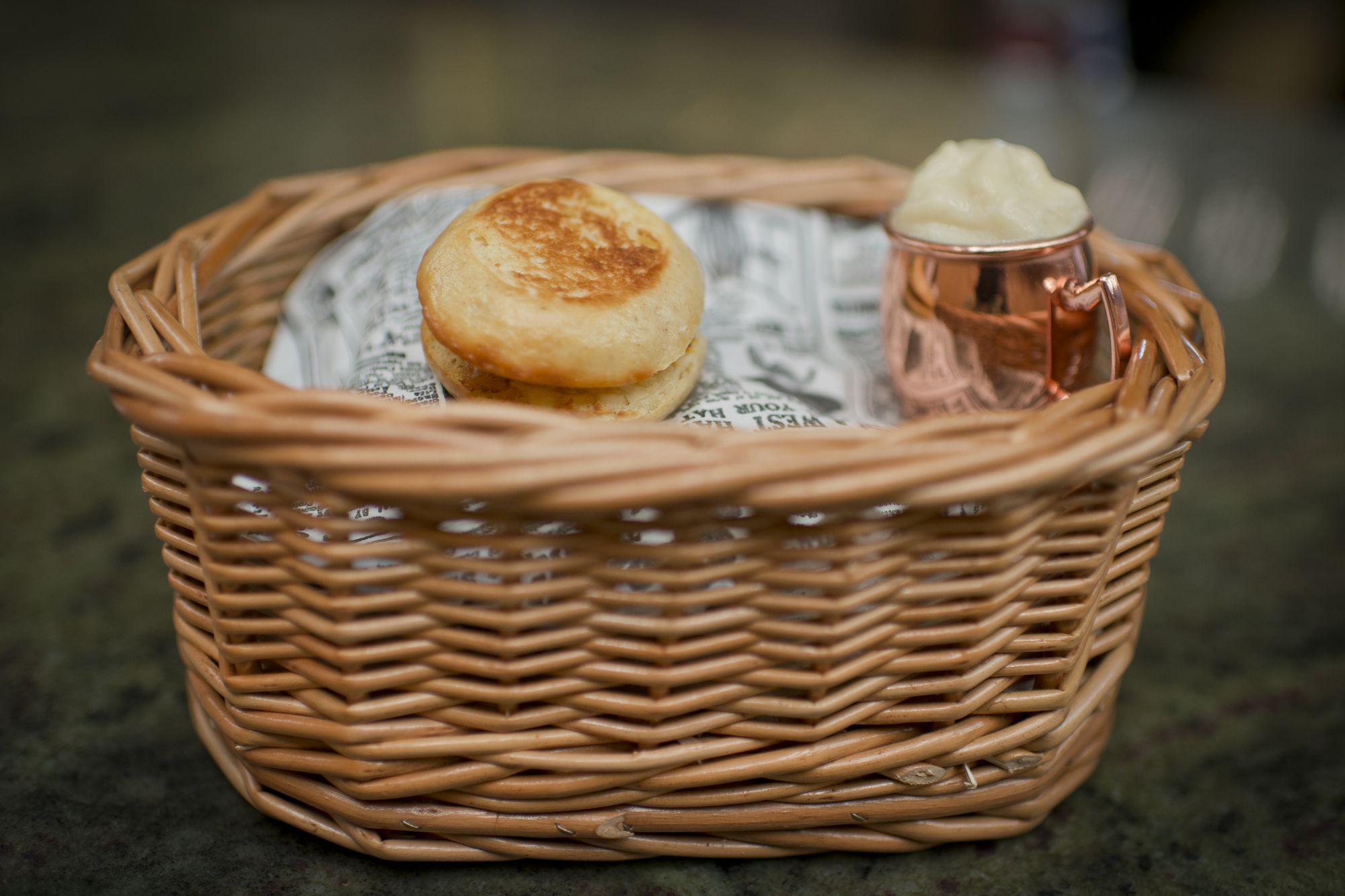 Una cesta de mimbre sirve de base para el 'brioche' relleno de anguila ahumada y una cervecita de 'foie'. Una cesta de mimbre sirve de base para el 'brioche' relleno de anguila ahumada y una cervecita de 'foie'.
