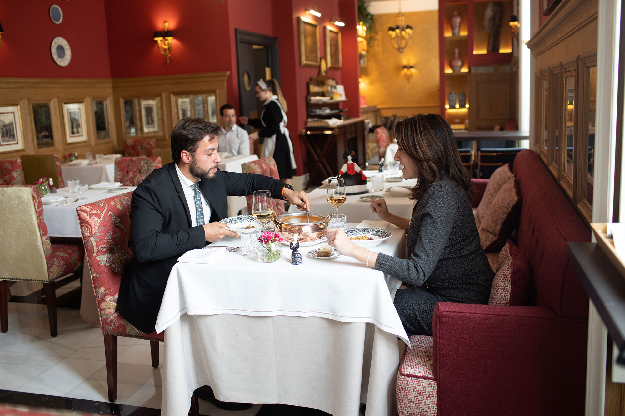 El restaurante del hotel está abierto a todo el mundo. El restaurante del hotel está abierto a todo el mundo.