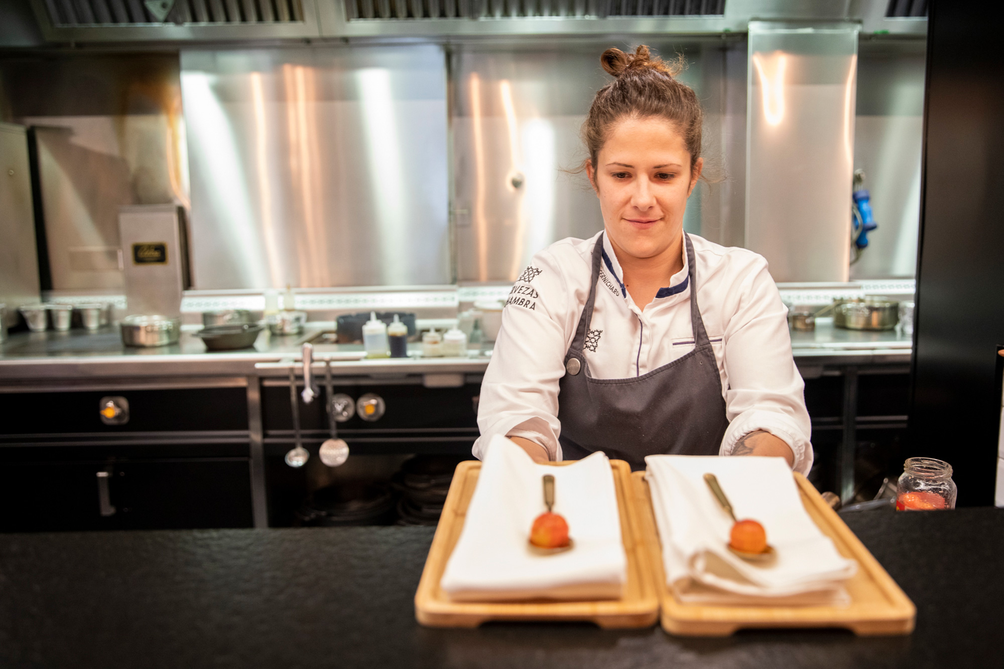 Rakel sirviendo dos de sus tomates carbónicos, una auténtica explosión en boca. Rakel sirviendo dos de sus tomates carbónicos, una auténtica explosión en boca.