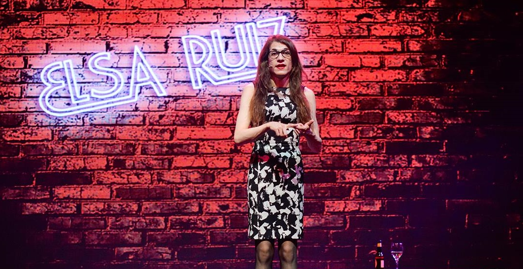Elsa Ruiz es la cómica trans que conduce el espectáculo con Archie Bezos y Albert Boira. Foto: HTS. Elsa Ruiz es la cómica trans que conduce el espectáculo con Archie Bezos y Albert Boira. Foto: HTS.