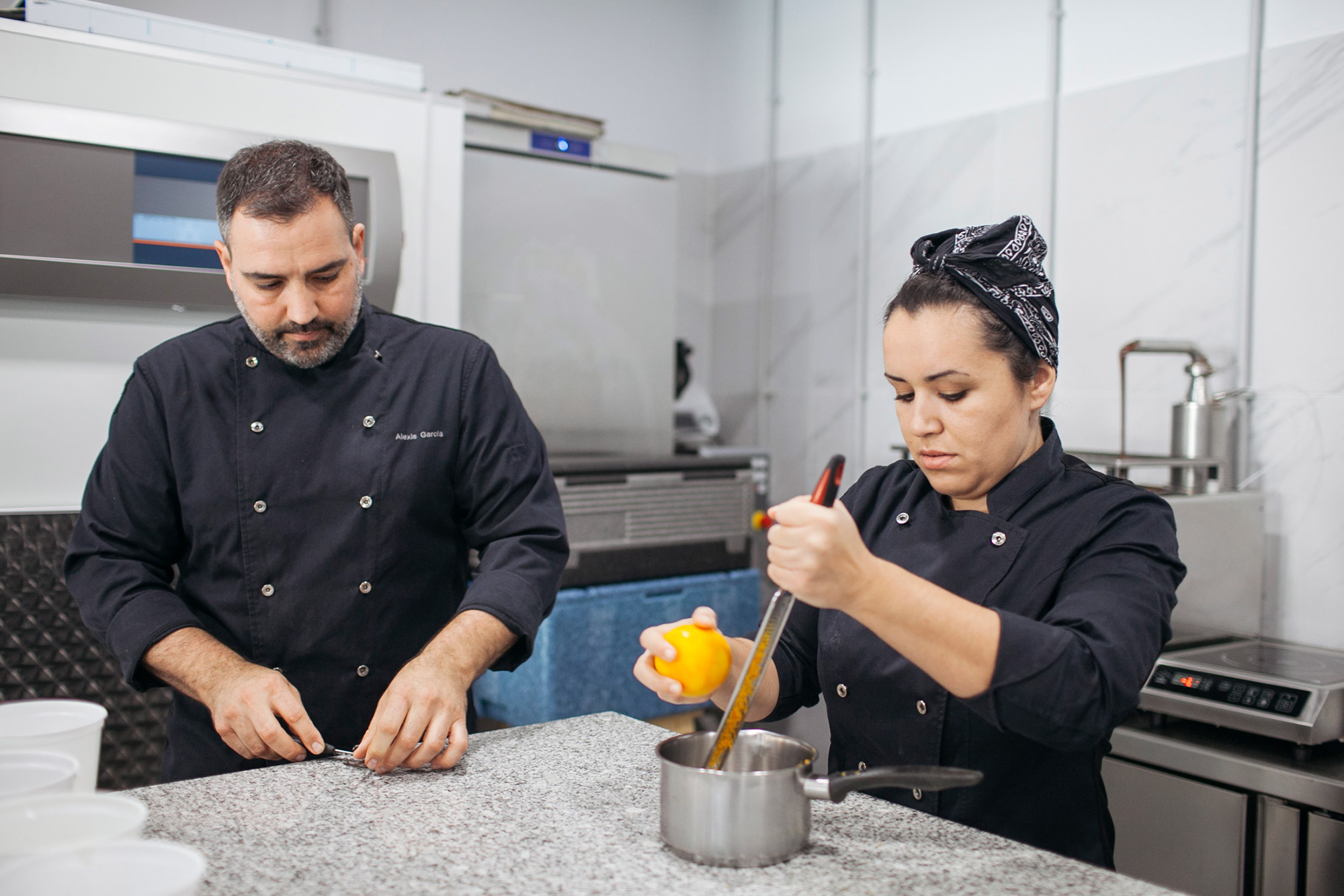 La infusión con la leche, la nata, la cáscara de naranja y la vainilla puede hacerse el día antes. La infusión con la leche, la nata, la cáscara de naranja y la vainilla puede hacerse el día antes.