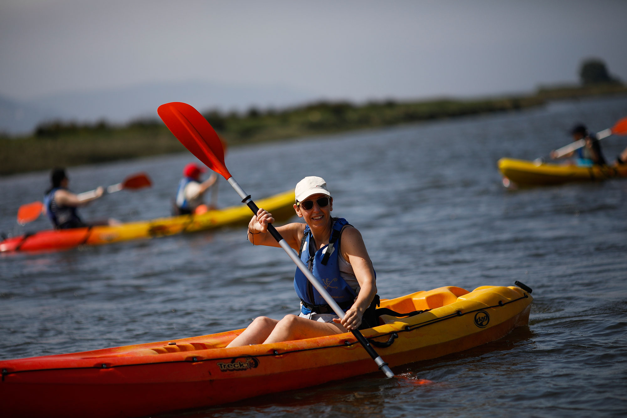 Una mujer en kayak en el río Miño. Una mujer en kayak en el río Miño.