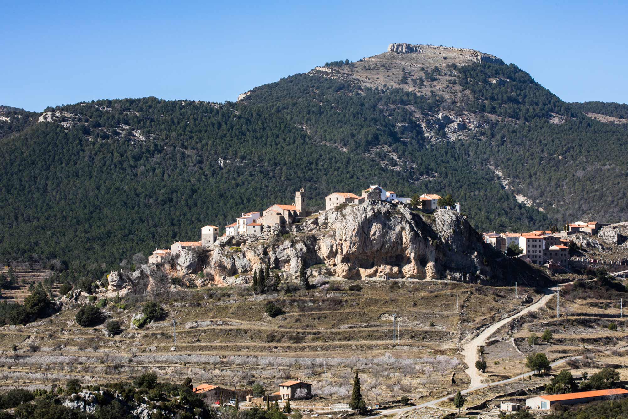 Al terminar de conocer la montaña, uno puedo parar en el pueblo medieval de Xodos. Al terminar de conocer la montaña, uno puedo parar en el pueblo medieval de Xodos.