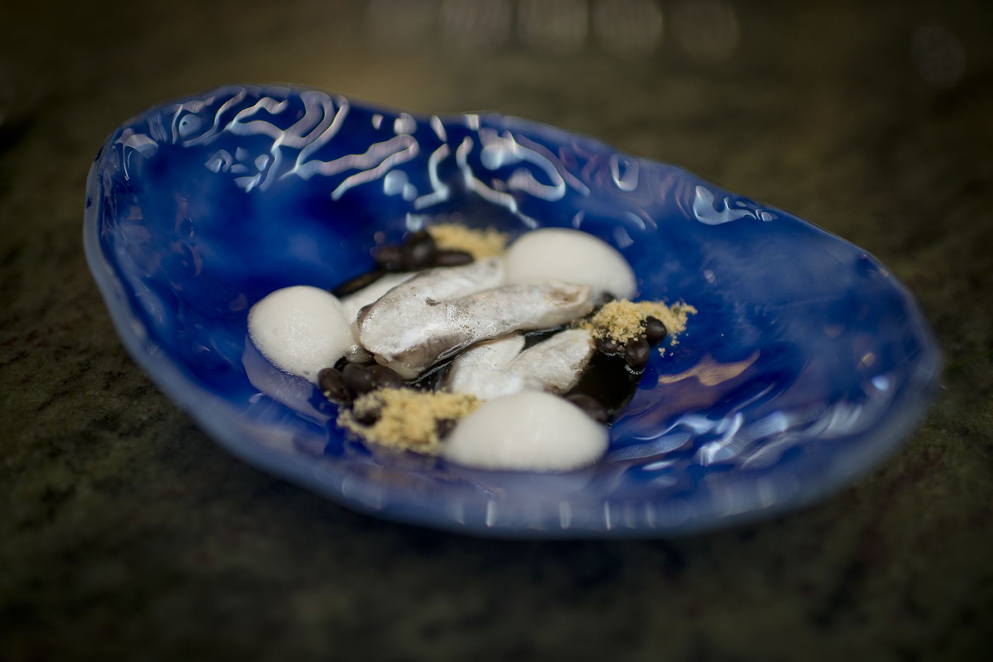 Las 'kokotxas' de merluza, con frijoles negros, 'farofa' y espuma de piparra. Las 'kokotxas' de merluza, con frijoles negros, 'farofa' y espuma de piparra.