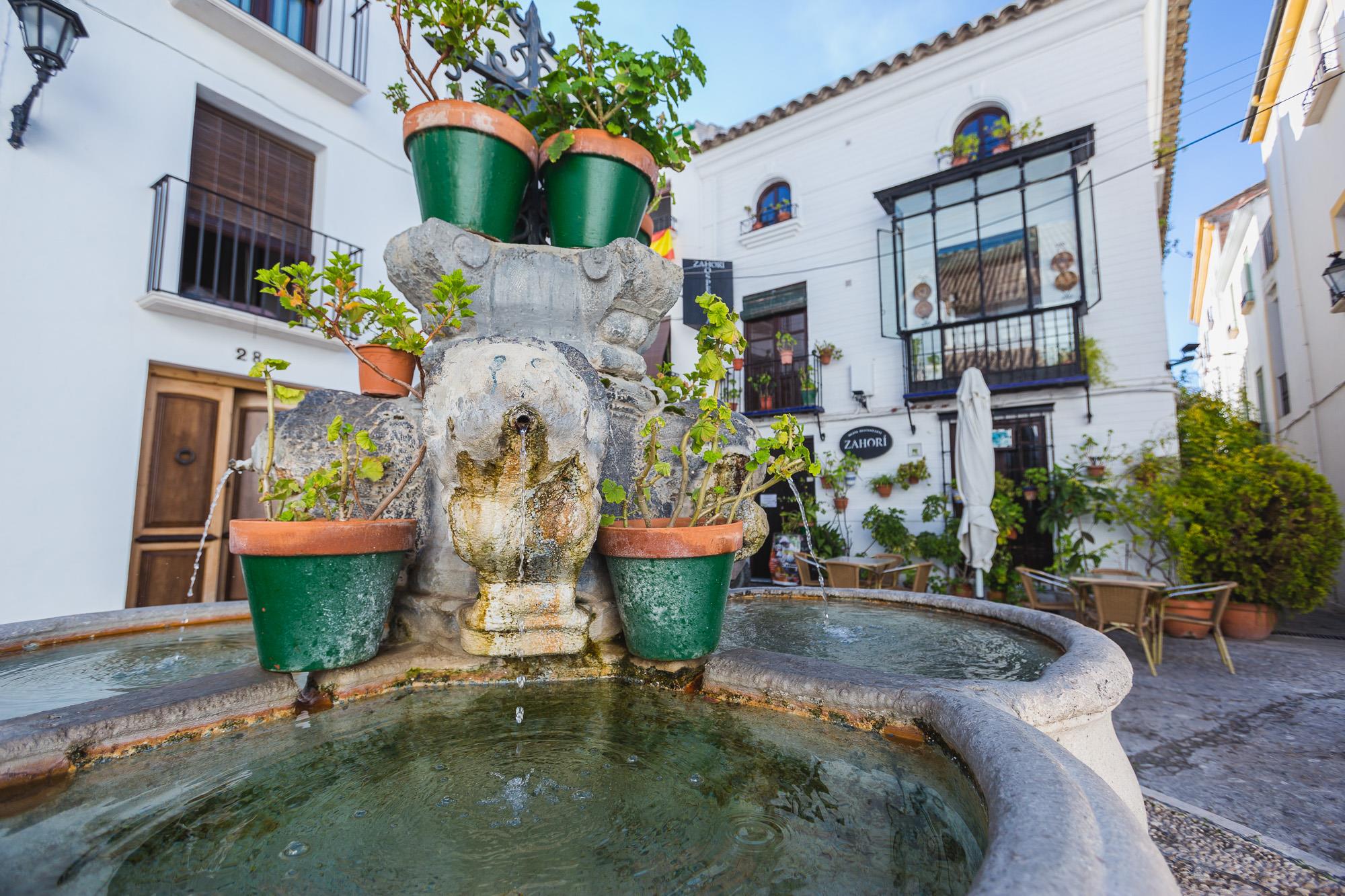 El borbotear de las fuentes es el hilo musical que acompaña en la ruta por el barrio de la Villa. El borbotear de las fuentes es el hilo musical que acompaña en la ruta por el barrio de la Villa.