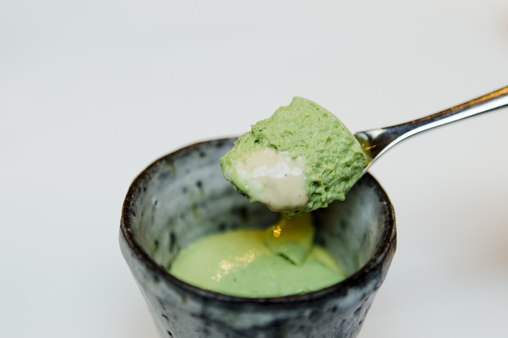 El chupito de mayonesa de pepino, con pepino osmotizado, navajas abiertas al natural, sorbete de regaliz y espuma de jalapeño que tanto gusta. El chupito de mayonesa de pepino, con pepino osmotizado, navajas abiertas al natural, sorbete de regaliz y espuma de jalapeño que tanto gusta.