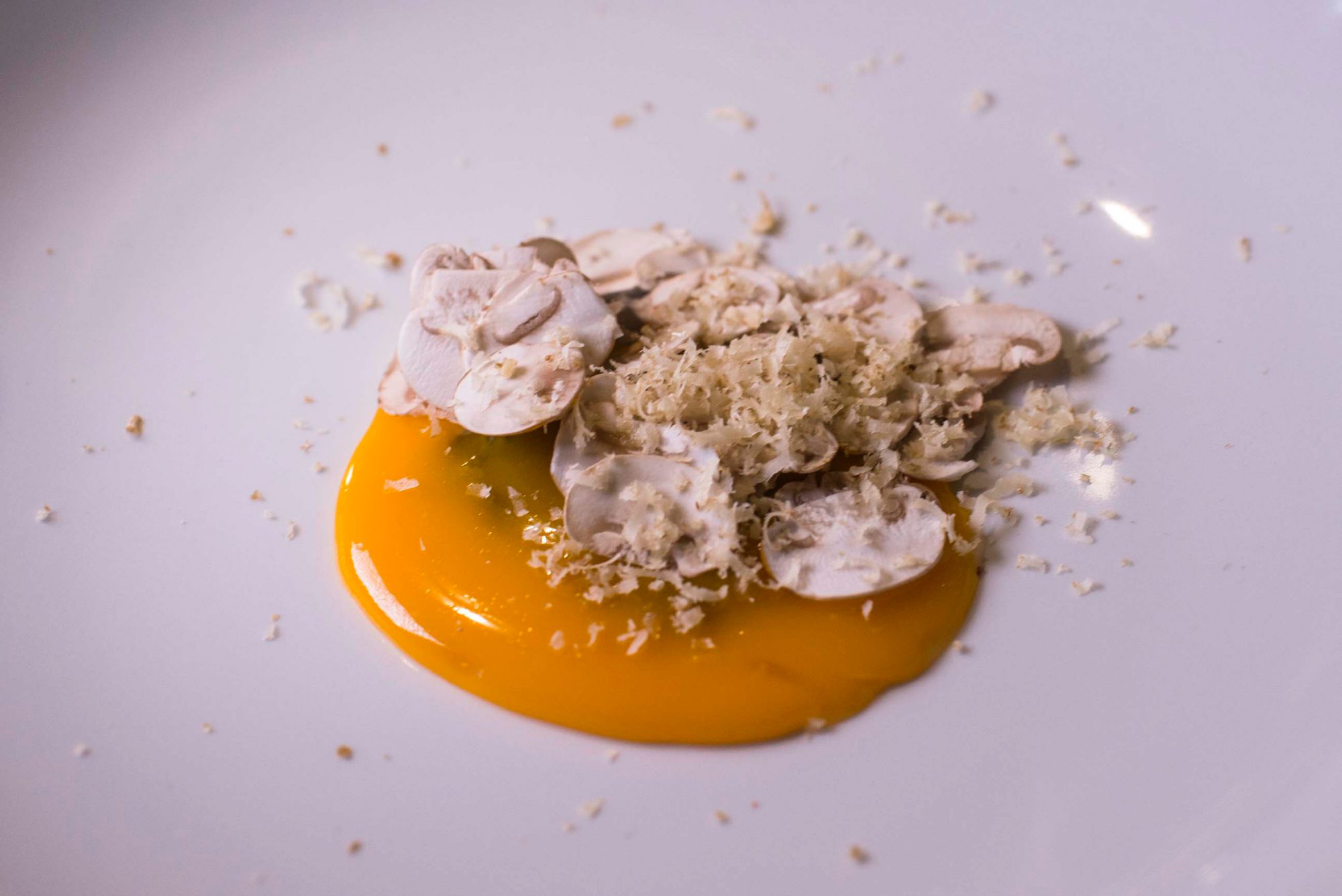 Restaurante 'Palacio Tondón': champiñón de Autol laminado, yema de huevo, nuez y trufa Restaurante 'Palacio Tondón': champiñón de Autol laminado, yema de huevo, nuez y trufa