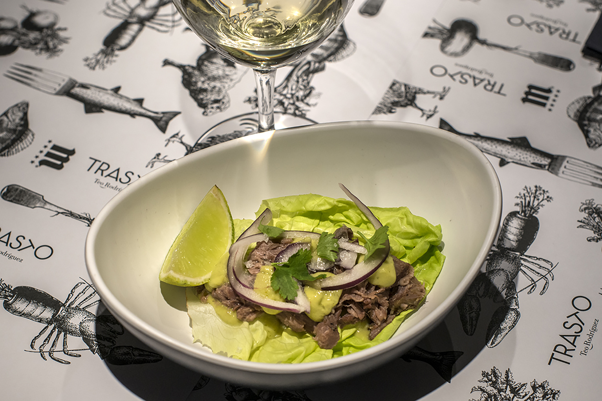 'Saam' de carrilleras de ternera con crema de aguacate y cebolla encurtida. 'Saam' de carrilleras de ternera con crema de aguacate y cebolla encurtida.
