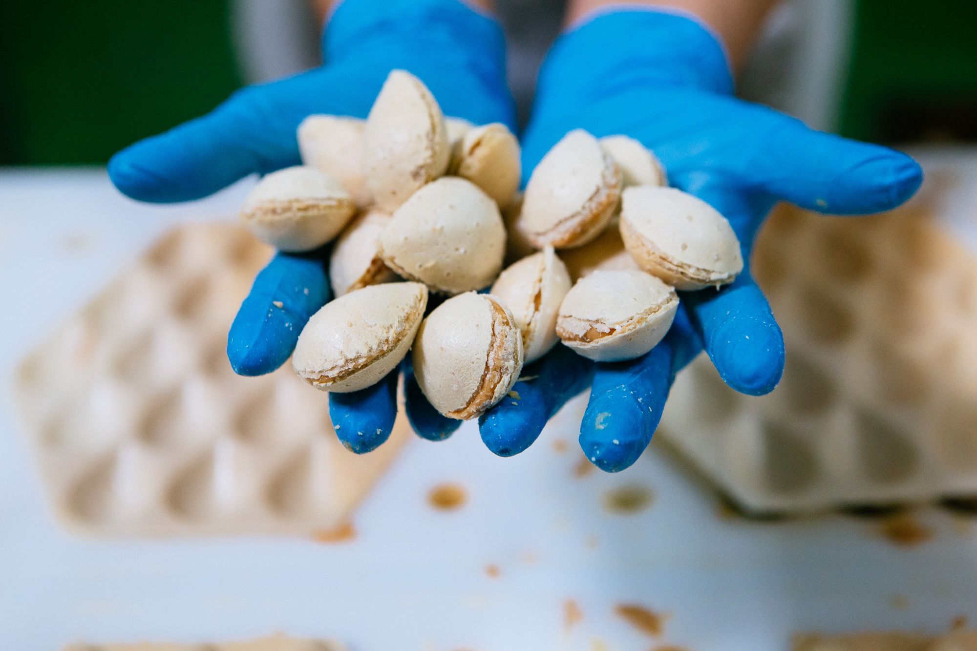 El turrón de Castuera se caracteriza por llevar las almendras casi enteras.