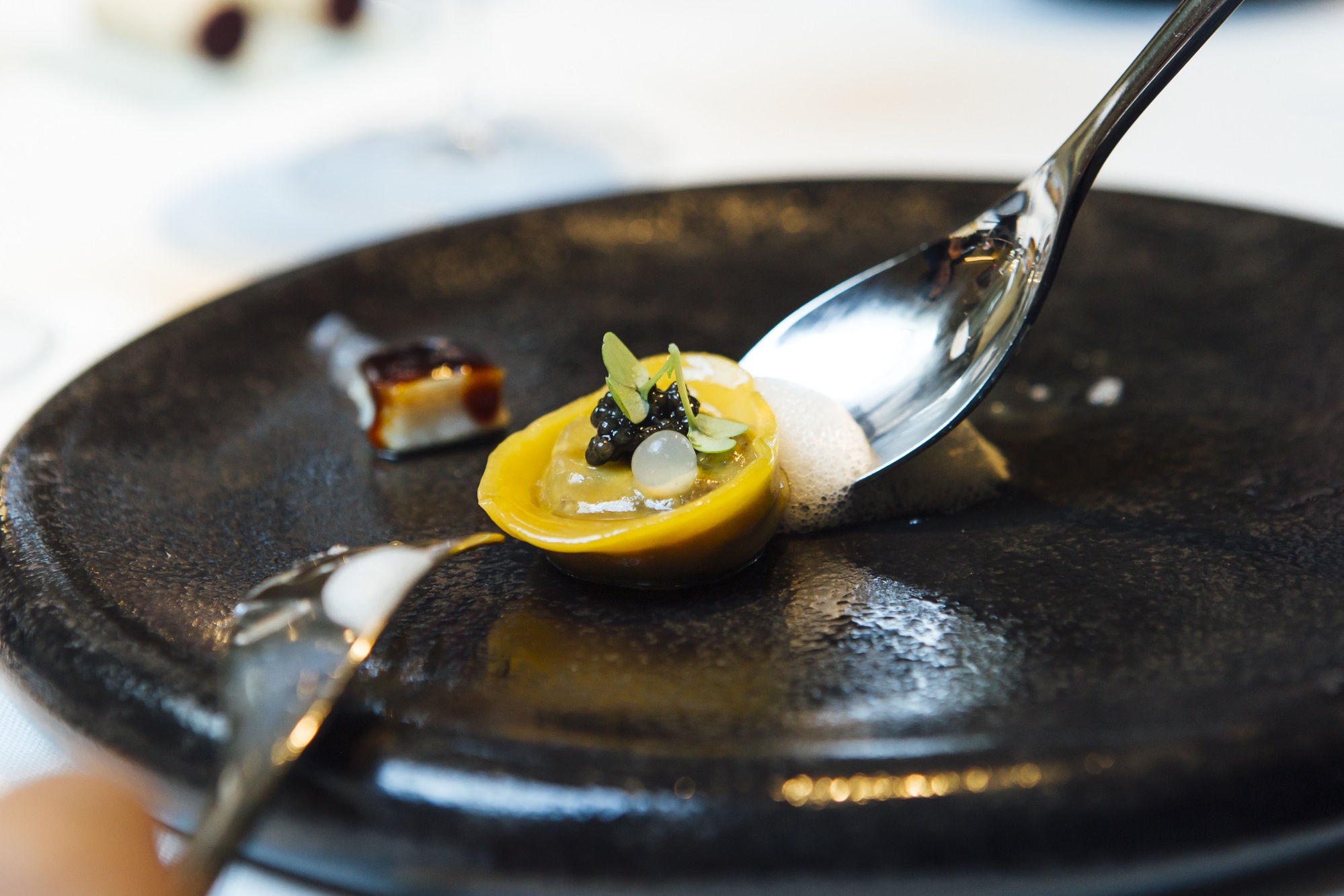 Ravioli de wagyu y anguila glaseada, 'raifort' y caviar. Ravioli de wagyu y anguila glaseada, 'raifort' y caviar.