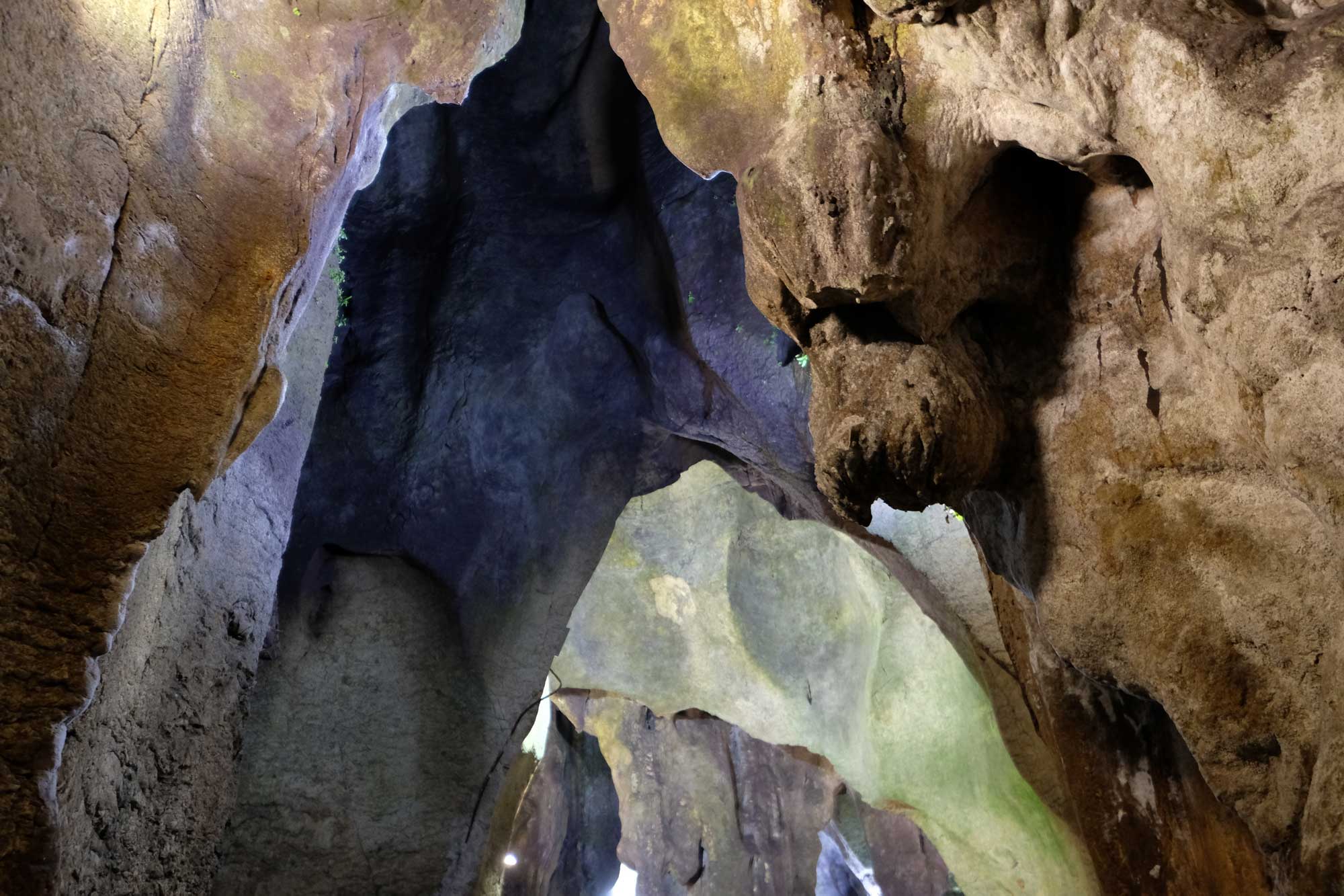Figura de las estalactitas en la cueva. Figura de las estalactitas en la cueva.