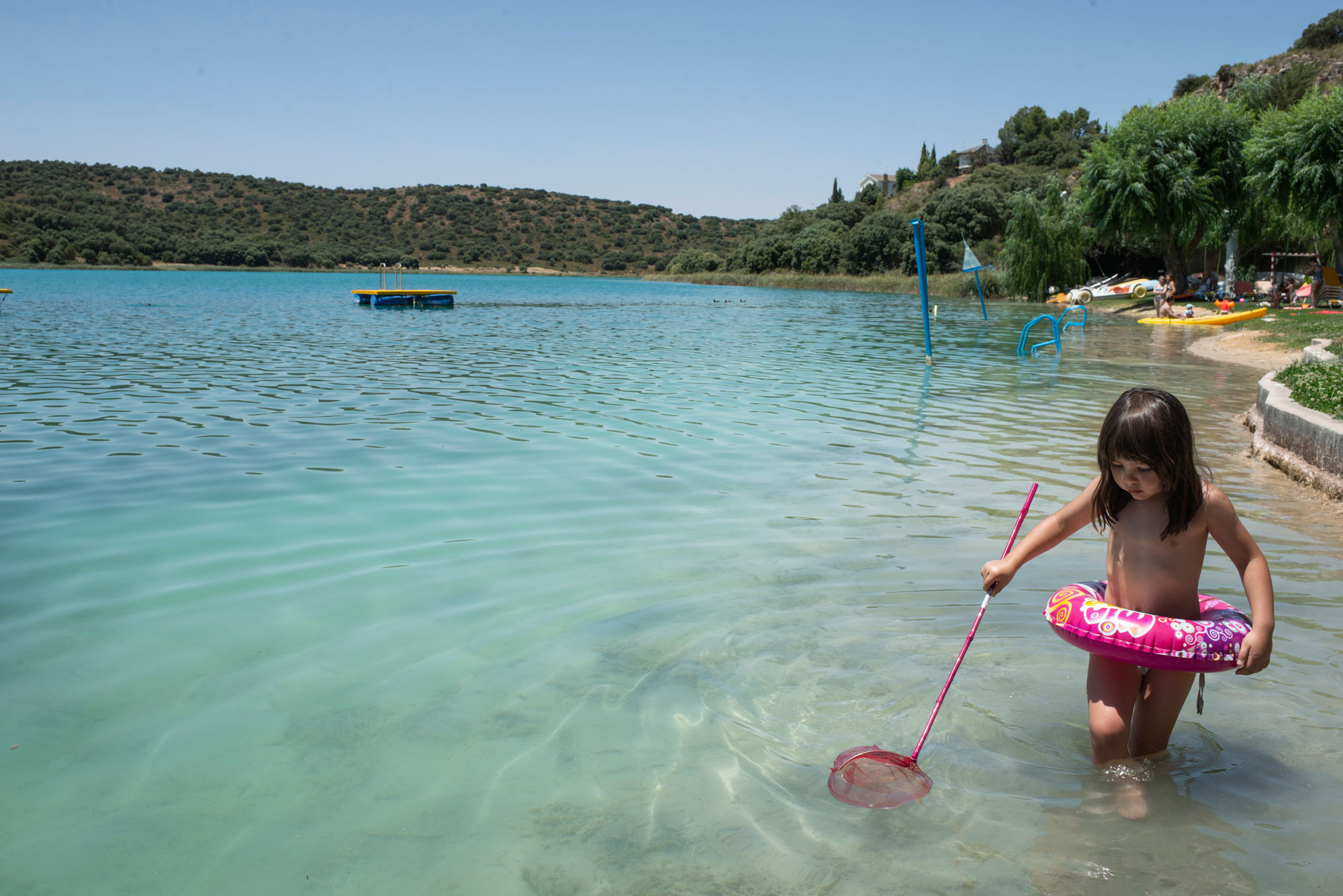 Baño de niña en laguna Colgada. Baño de niña en laguna Colgada.