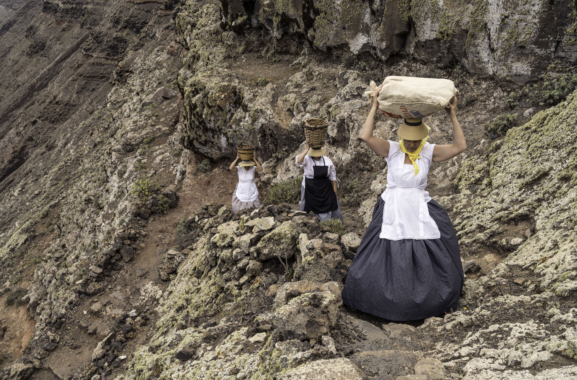 Ls mujeres podían cargar hasta 30 kilos de pescado. Ls mujeres podían cargar hasta 30 kilos de pescado.
