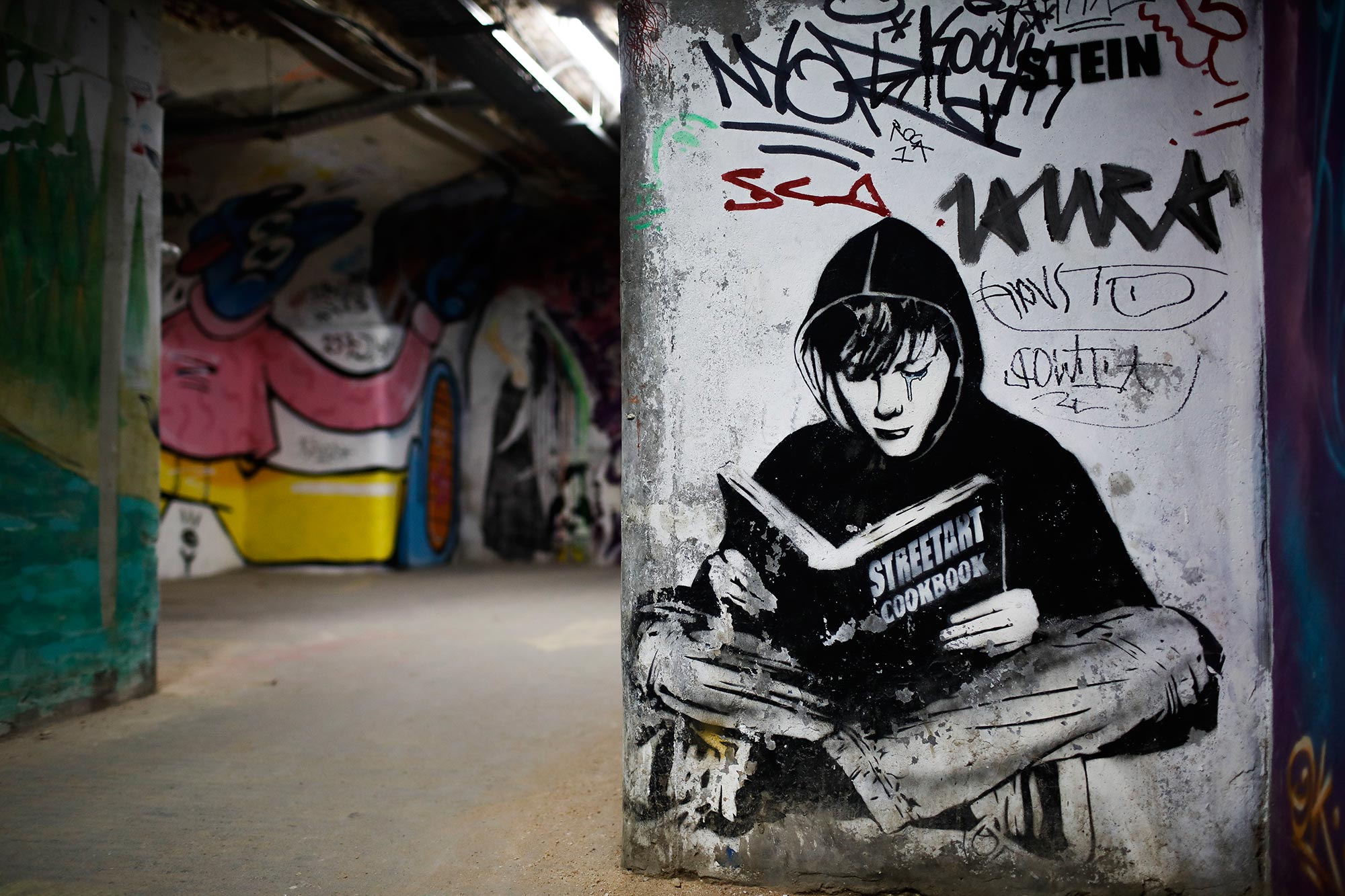 Grafiti de un niño leyendo Grafiti de un niño leyendo