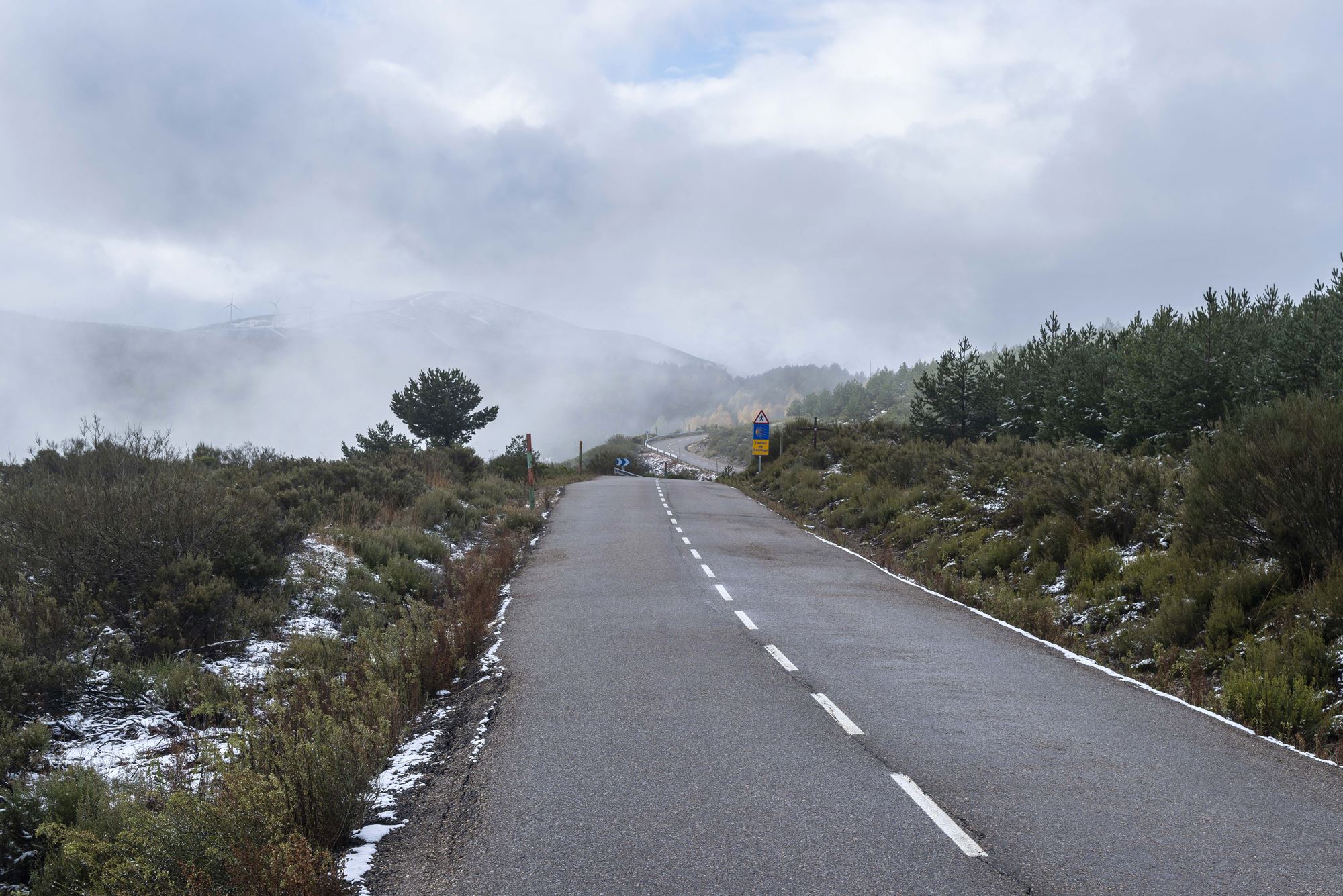 Las montañas hacia Galicia y el Teleno, escondido de la niebla. Las montañas hacia Galicia y el Teleno, escondido de la niebla.