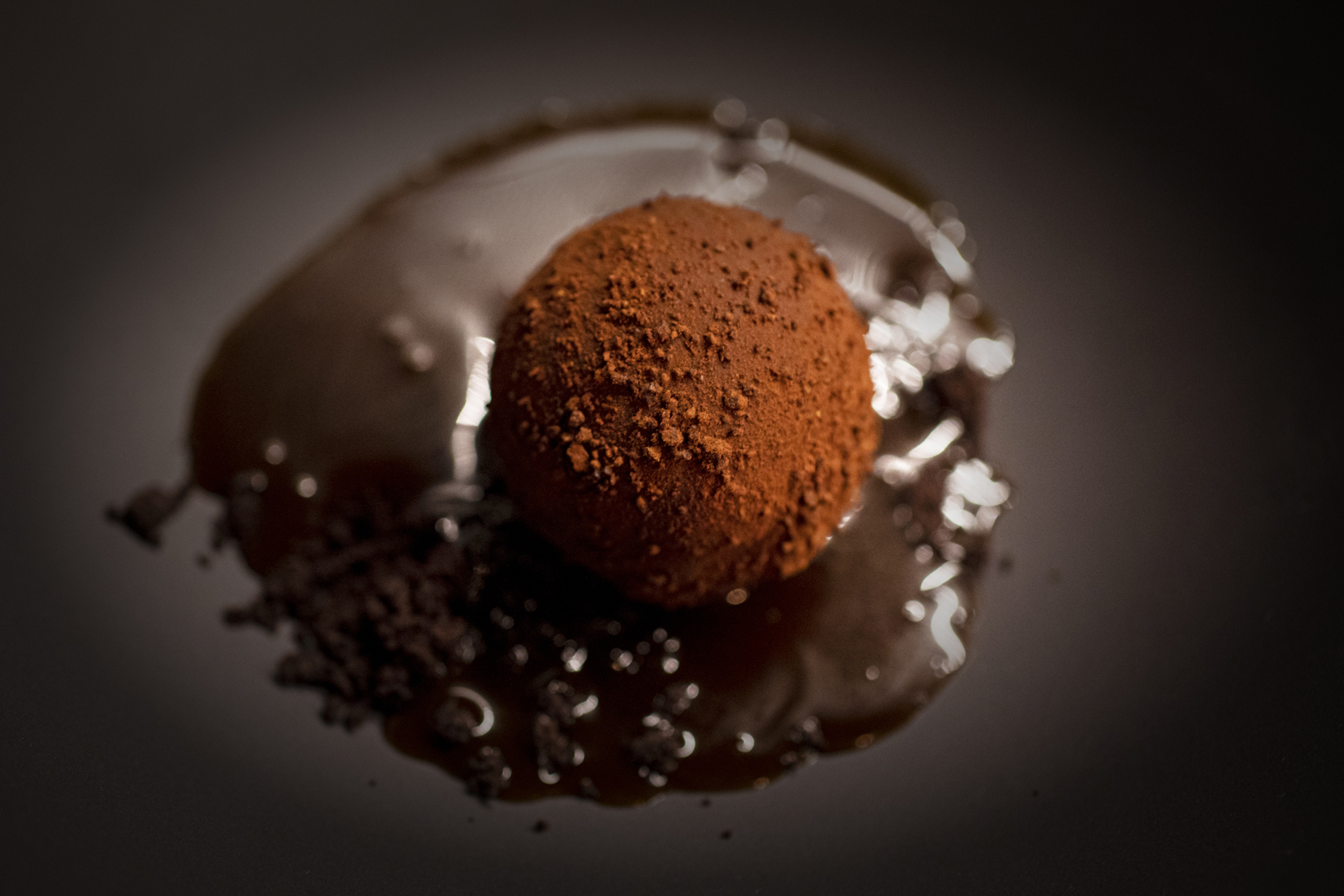 Bola de cacao Valrhona guanaja con helado de armañac, ciruela y un toque salado de ajo negro. Bola de cacao Valrhona guanaja con helado de armañac, ciruela y un toque salado de ajo negro.