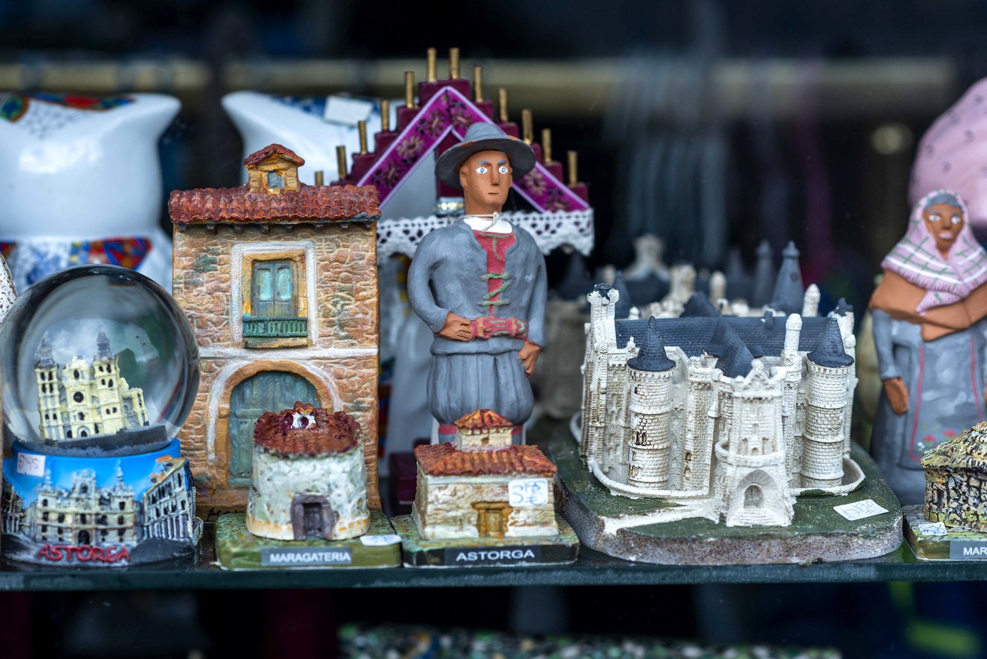 'Souvenirs' que retratan la riqueza de Astorga y los maragatos. 'Souvenirs' que retratan la riqueza de Astorga y los maragatos.