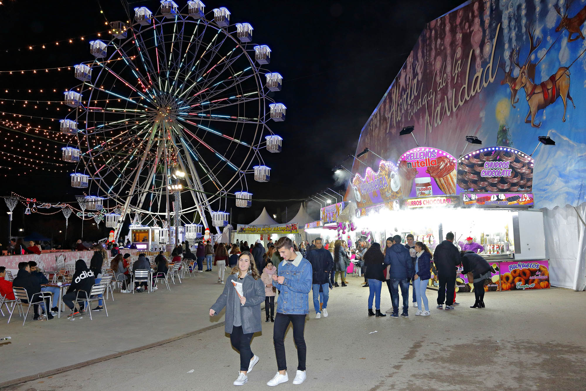 La gran carpa de las atracciones, la pista de hielo y la noria se encuentran en la misma zona del recinto. La gran carpa de las atracciones, la pista de hielo y la noria se encuentran en la misma zona del recinto.