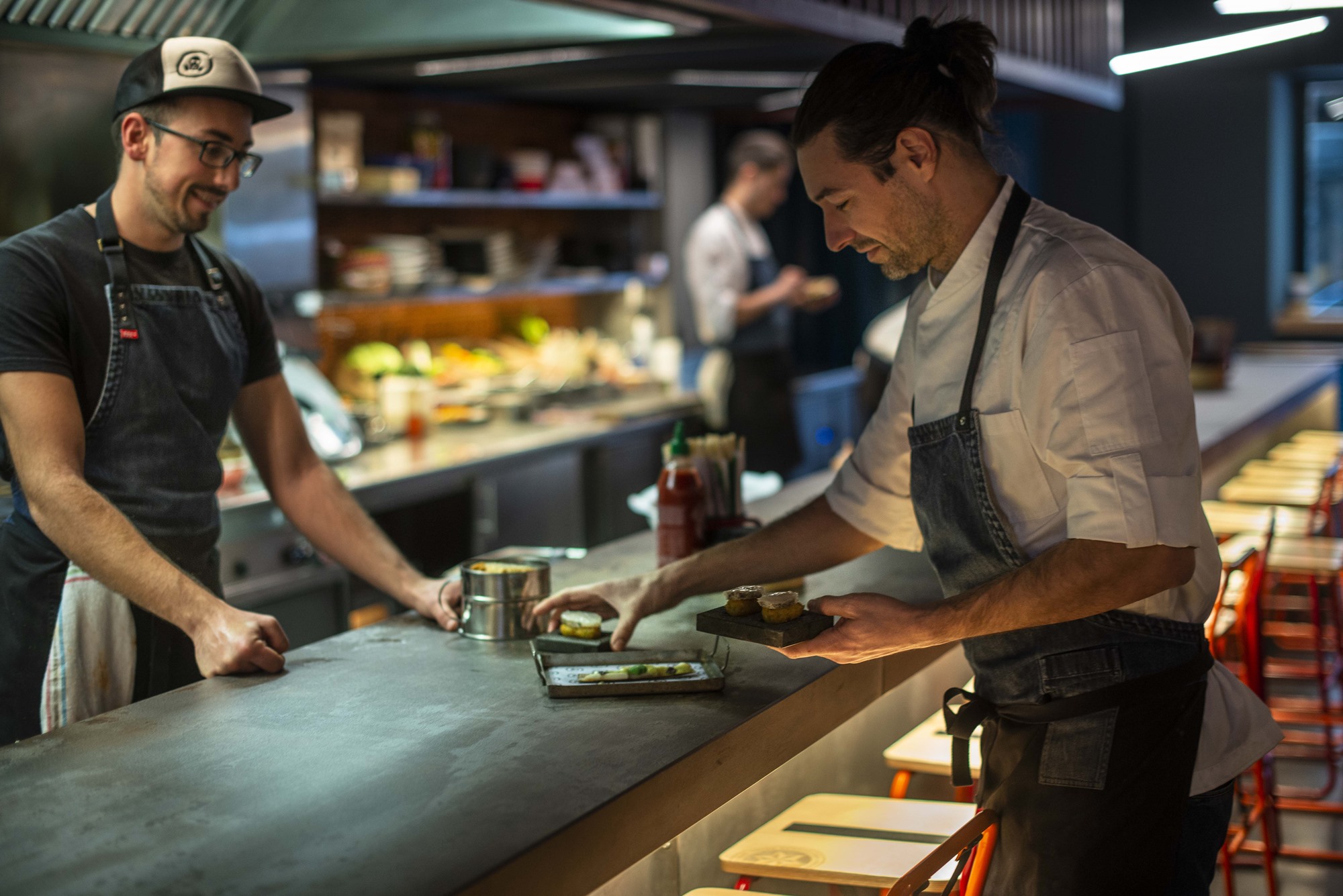 El original 'outfit' de los chefs llama la atención de los comensales, así como sus explicaciones. El original 'outfit' de los chefs llama la atención de los comensales, así como sus explicaciones.