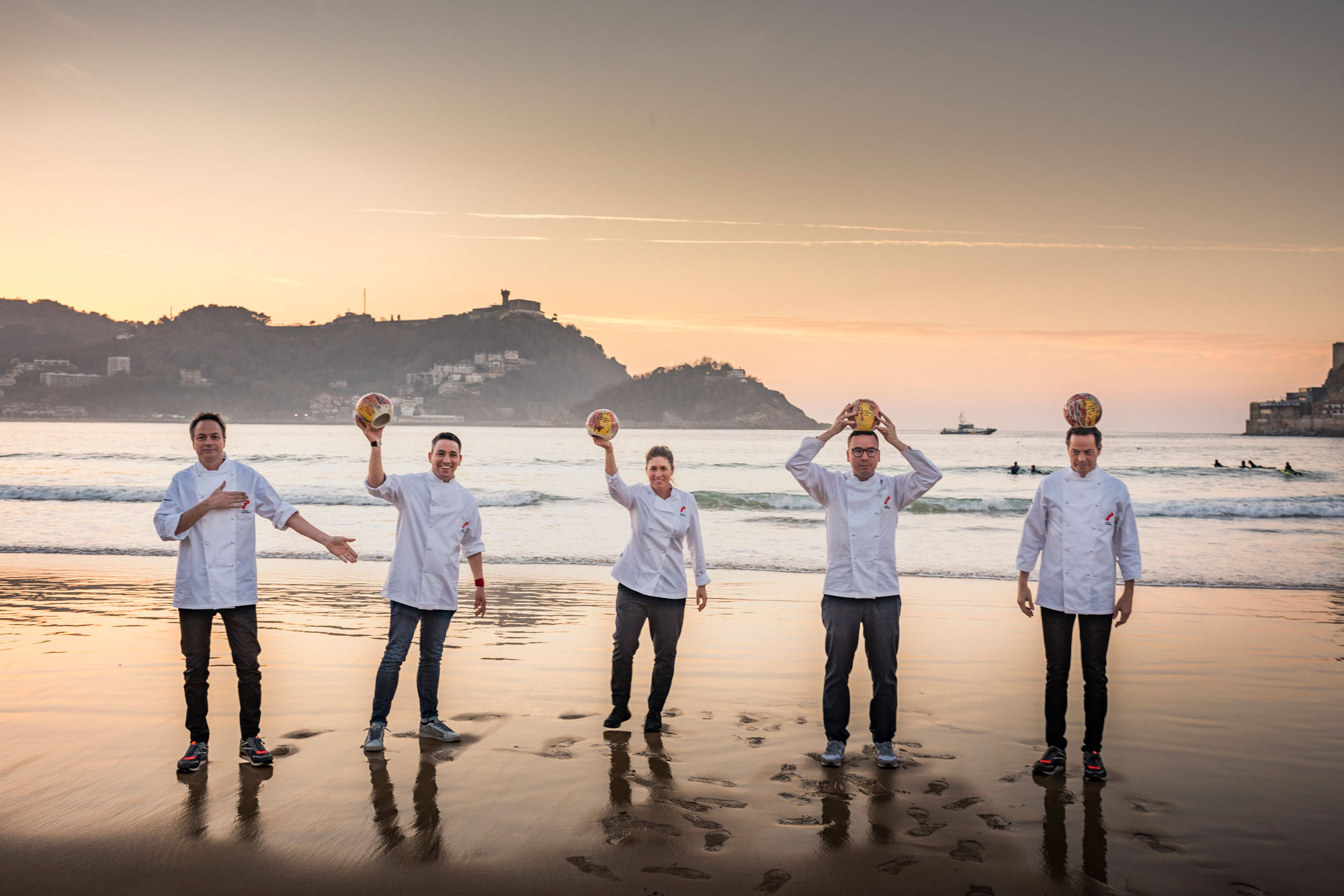 Los cinco chefs juegan en la playa con sus Soles. Los cinco chefs juegan en la playa con sus Soles.
