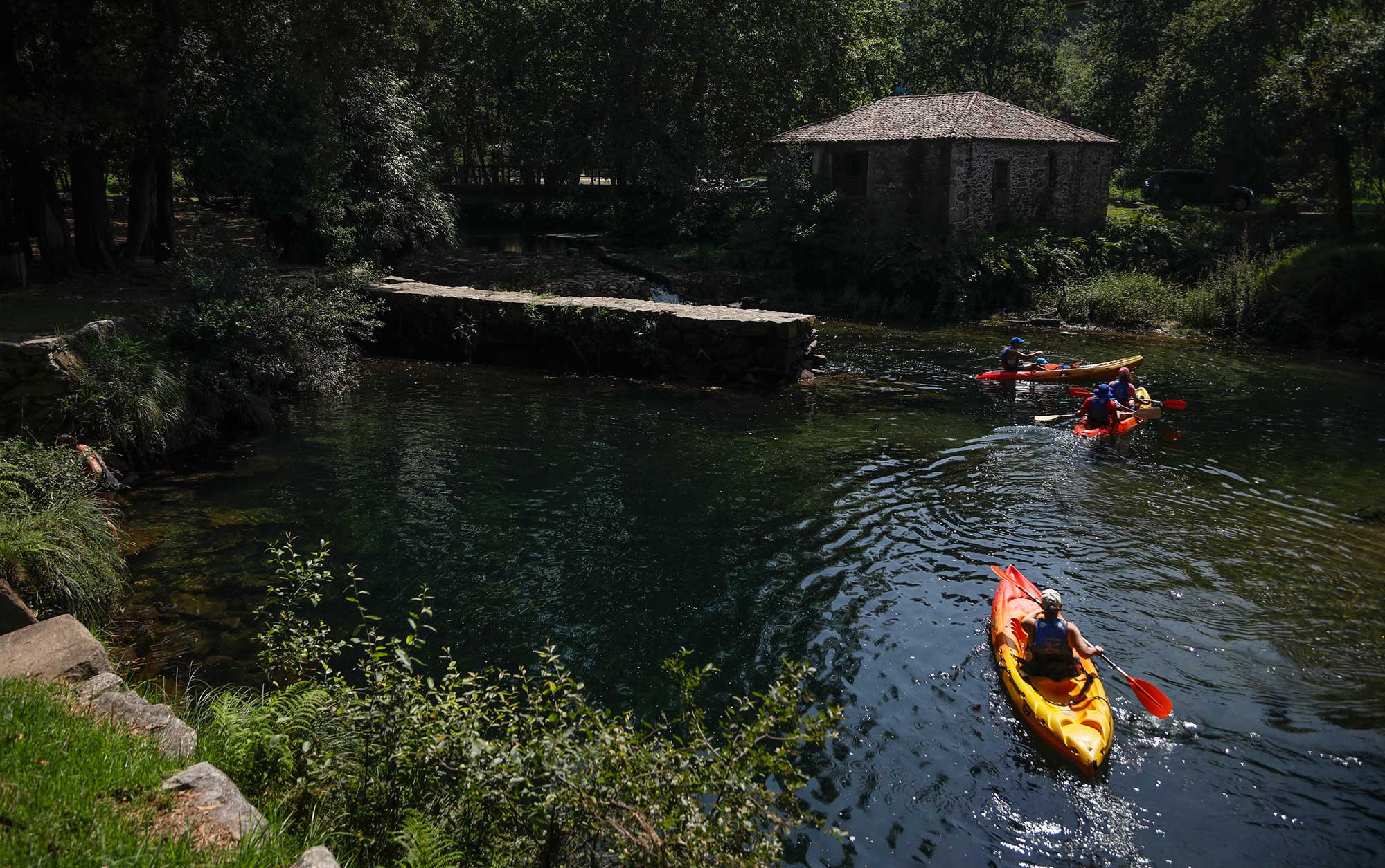 Zona del río en la ruta con kayak. Zona del río en la ruta con kayak.