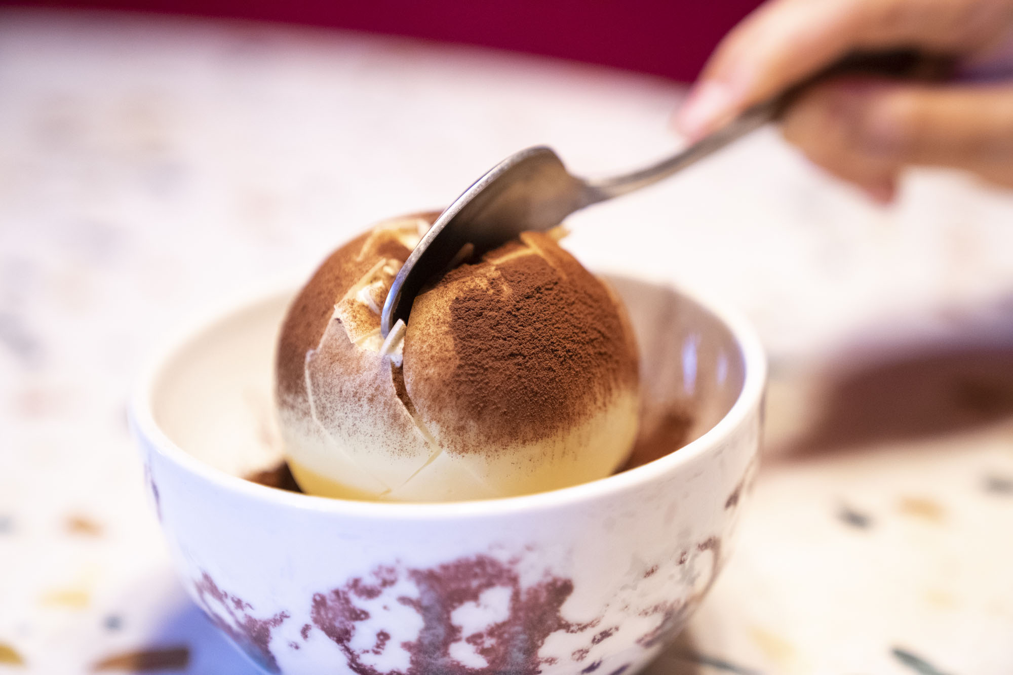 La esfera de tiramisú, el súmmun para los golosos. La esfera de tiramisú, el súmmun para los golosos.