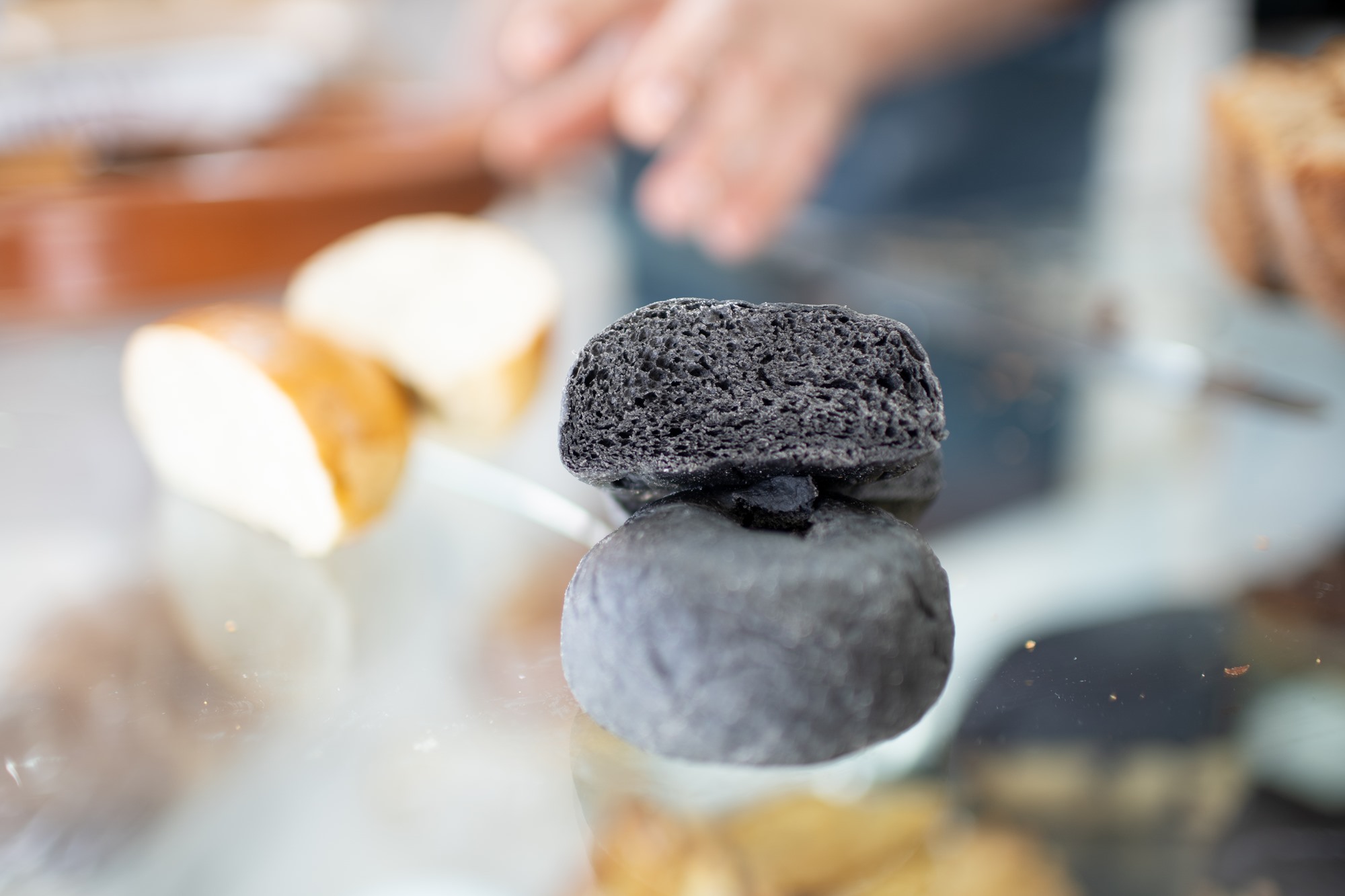 Pan bao con tinta de calamar. Panadería 'La Cremita', Chiclana de la Frontera Pan bao con tinta de calamar. Panadería 'La Cremita', Chiclana de la Frontera