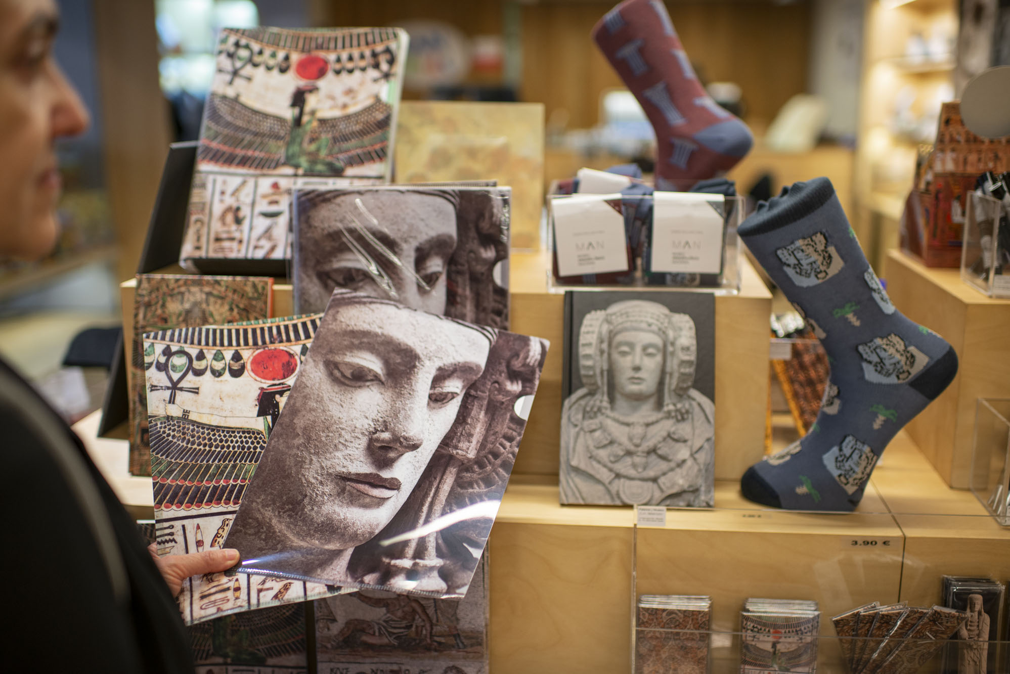 La tienda del Museo Arqueológico ofrece reproducciones y réplicas antiguas de todo tipo de objetos. La tienda del Museo Arqueológico ofrece reproducciones y réplicas antiguas de todo tipo de objetos.