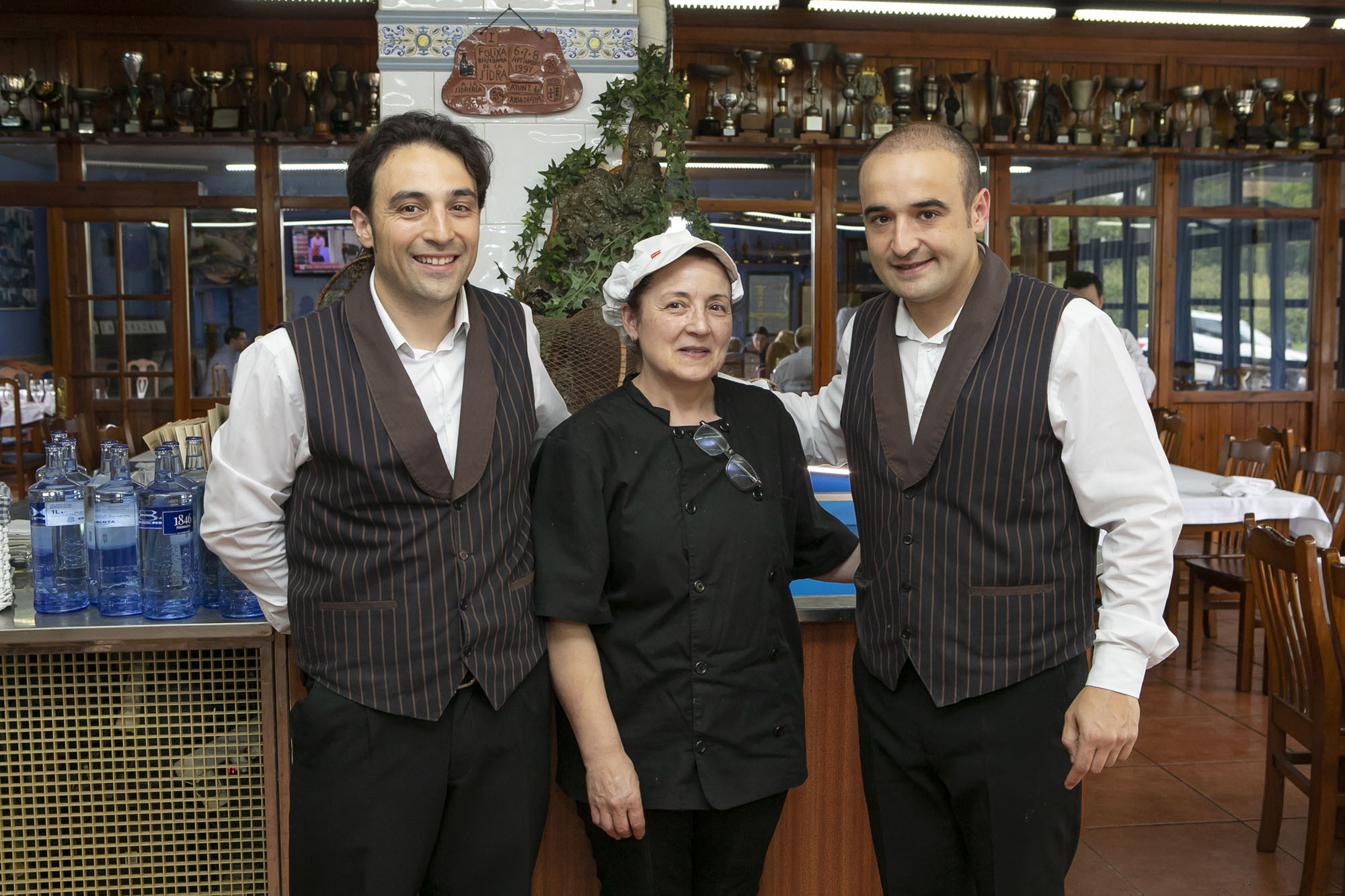 Alejandro y Pedro junto a su madre, María de los Ángeles, el alma de la cocina. Alejandro y Pedro junto a su madre, María de los Ángeles, el alma de la cocina.