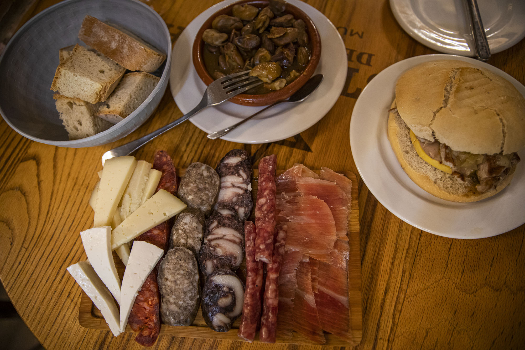 Tabla Nuestra tradición: jamón, queso semi, queso fresco, queso curado, butifarra, chorizo, longaniza seca. Michirones y mollete. Tabla Nuestra tradición: jamón, queso semi, queso fresco, queso curado, butifarra, chorizo, longaniza seca. Michirones y mollete.